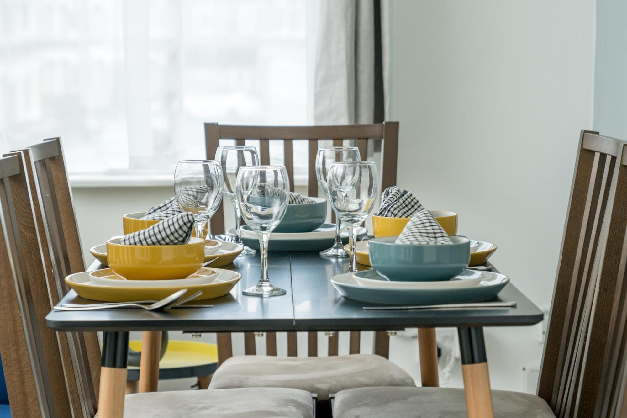 Canning Town 4 Bed Flat Sleeps 7- For Groups, Families And Contractors- With Free Parking Apartment London