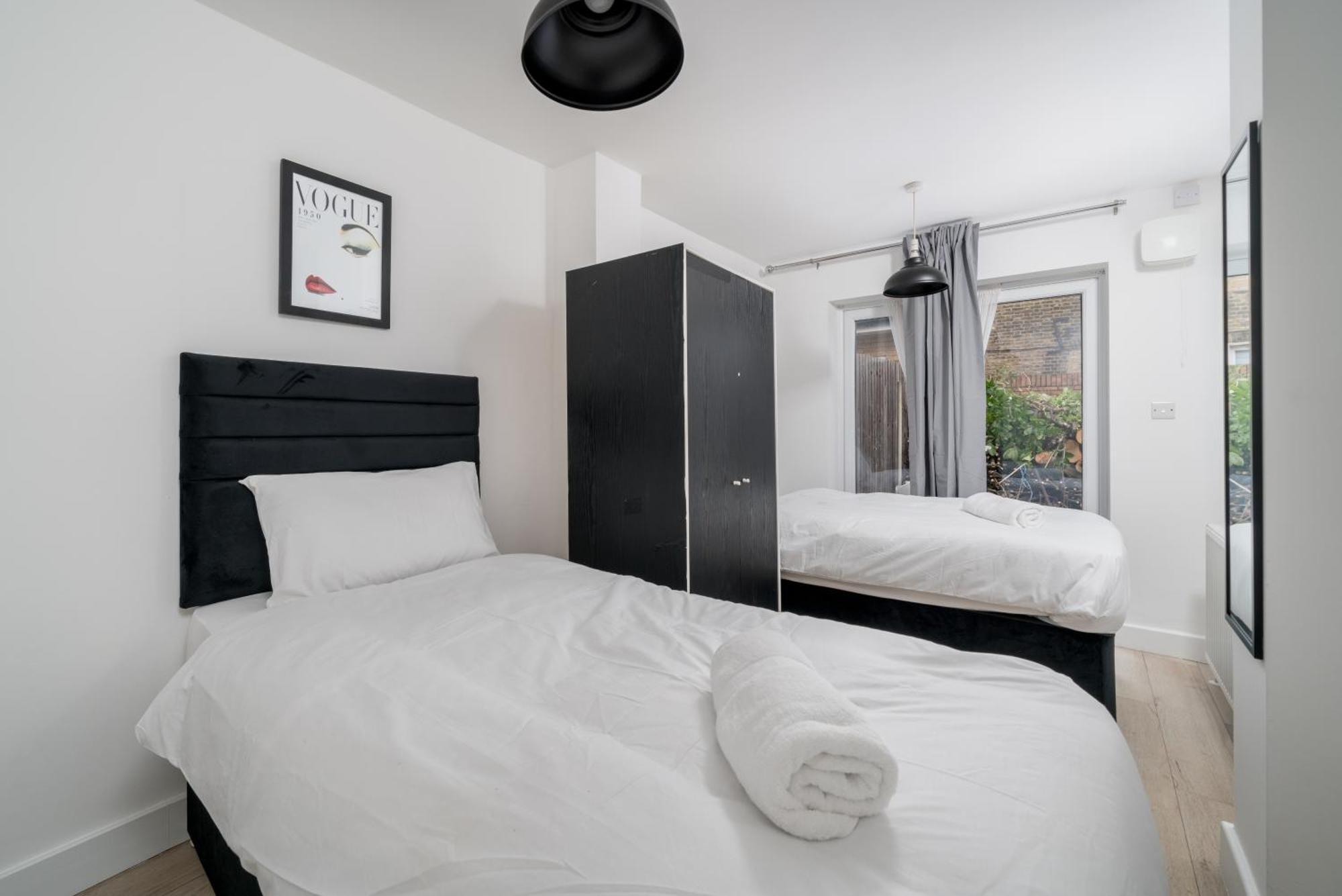 Apartment Canning Town 4 Bed Flat Sleeps 7- For Groups, Families And Contractors- With Free Parking London