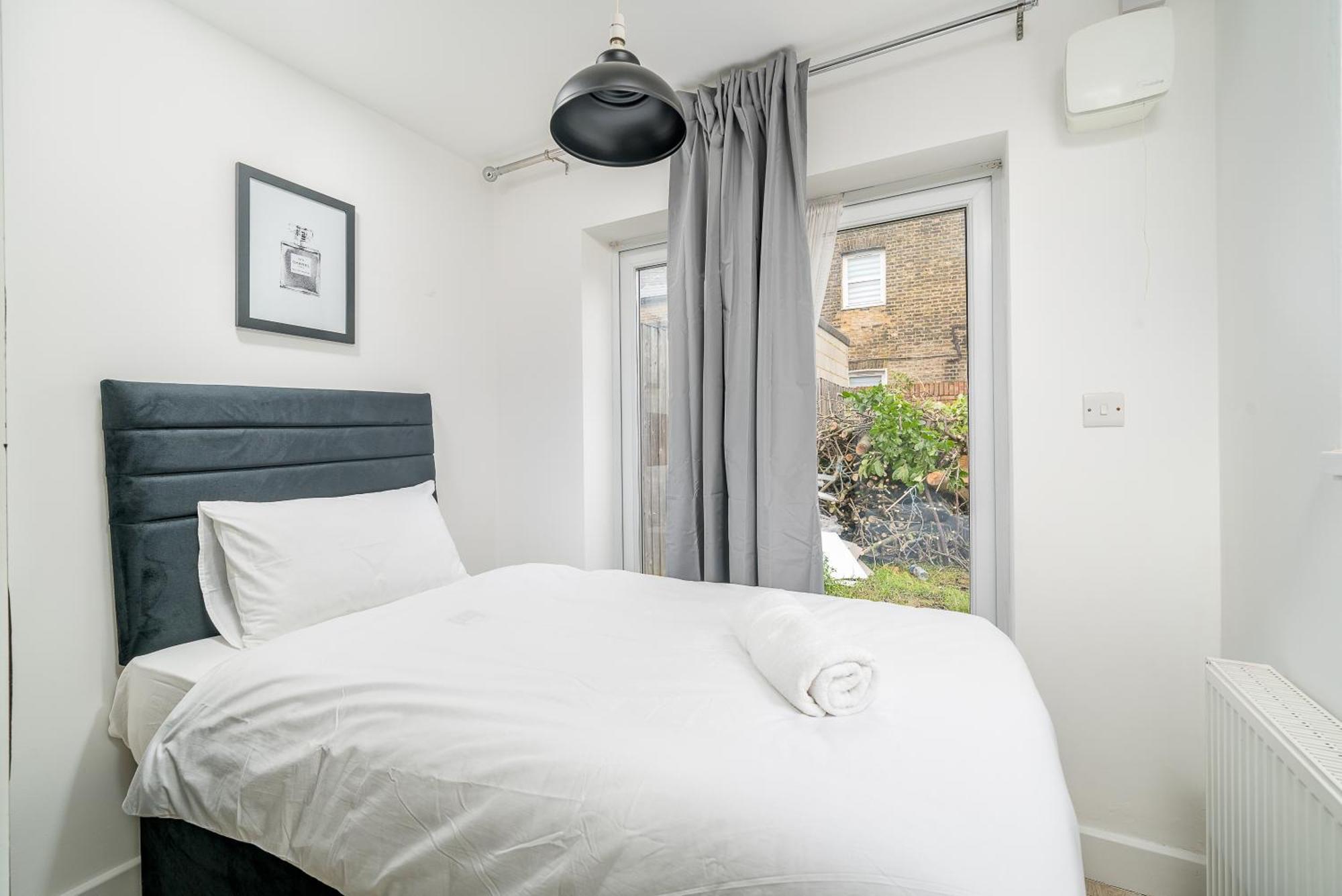 Apartment Canning Town 4 Bed Flat Sleeps 7- For Groups, Families And Contractors- With Free Parking London