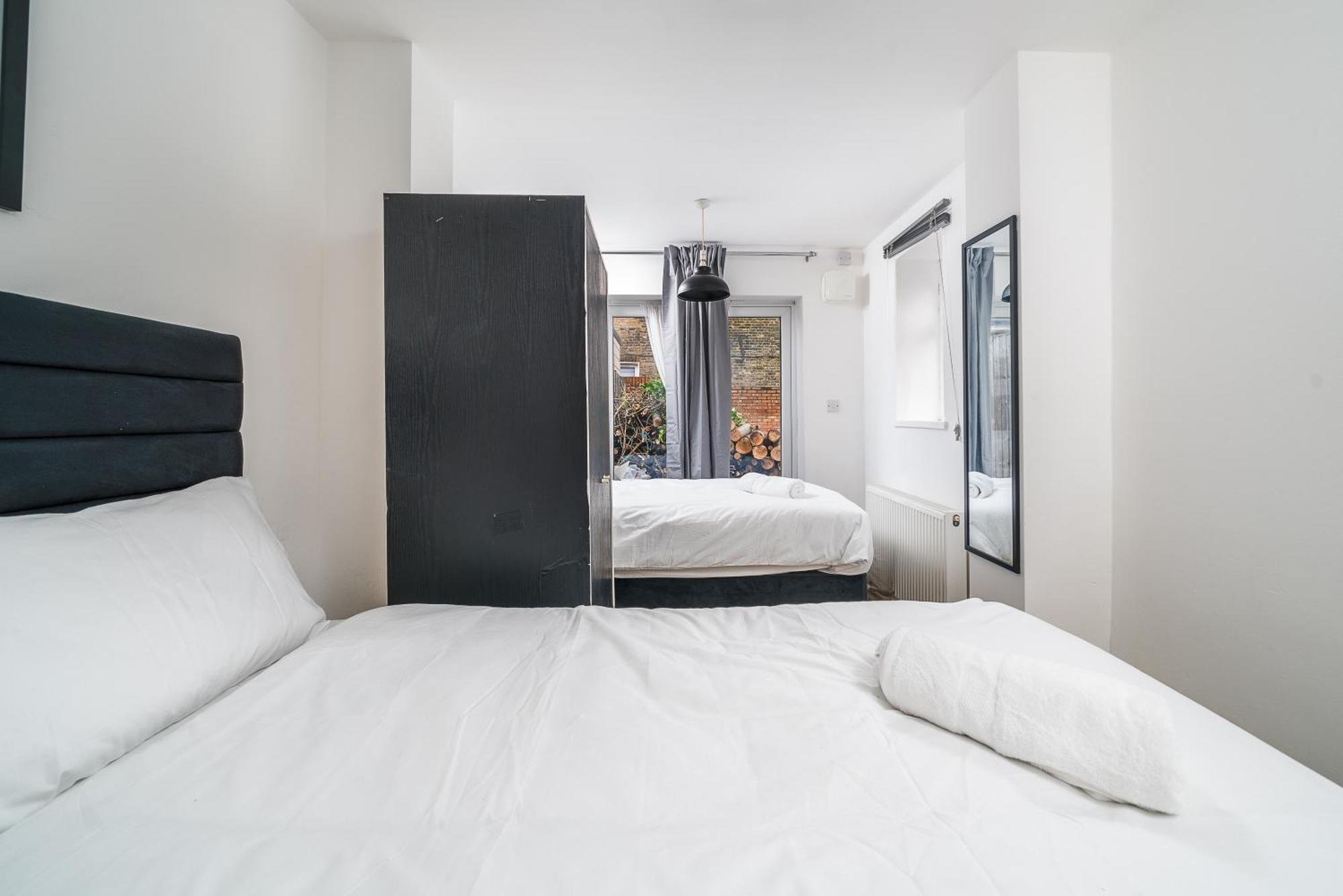 Canning Town 4 Bed Flat Sleeps 7- For Groups, Families And Contractors- With Free Parking Apartment *