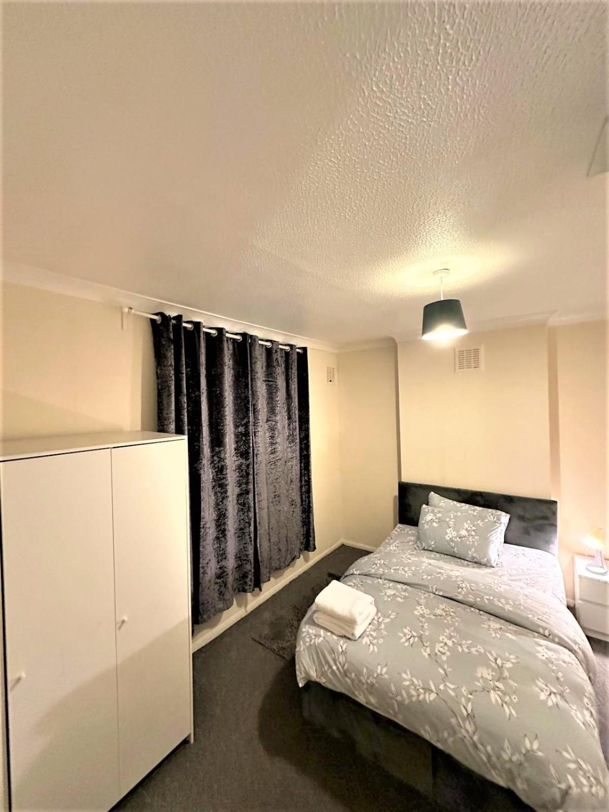 Beautiful Two Bedroom Near O2 Arena Apartment *