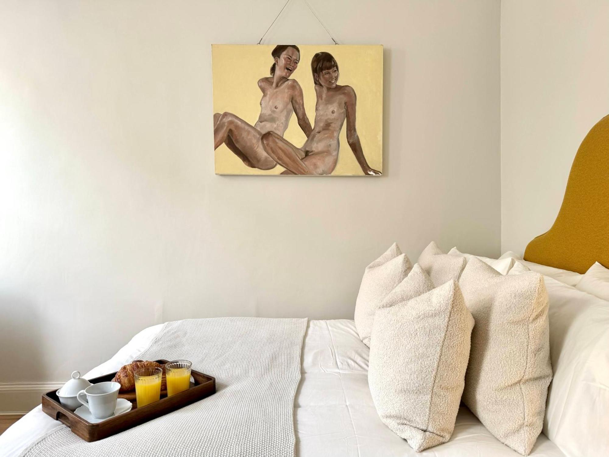 Chic Marylebone Village W Premium Mattress And 55 Inch Tv, By The Design Traveller *