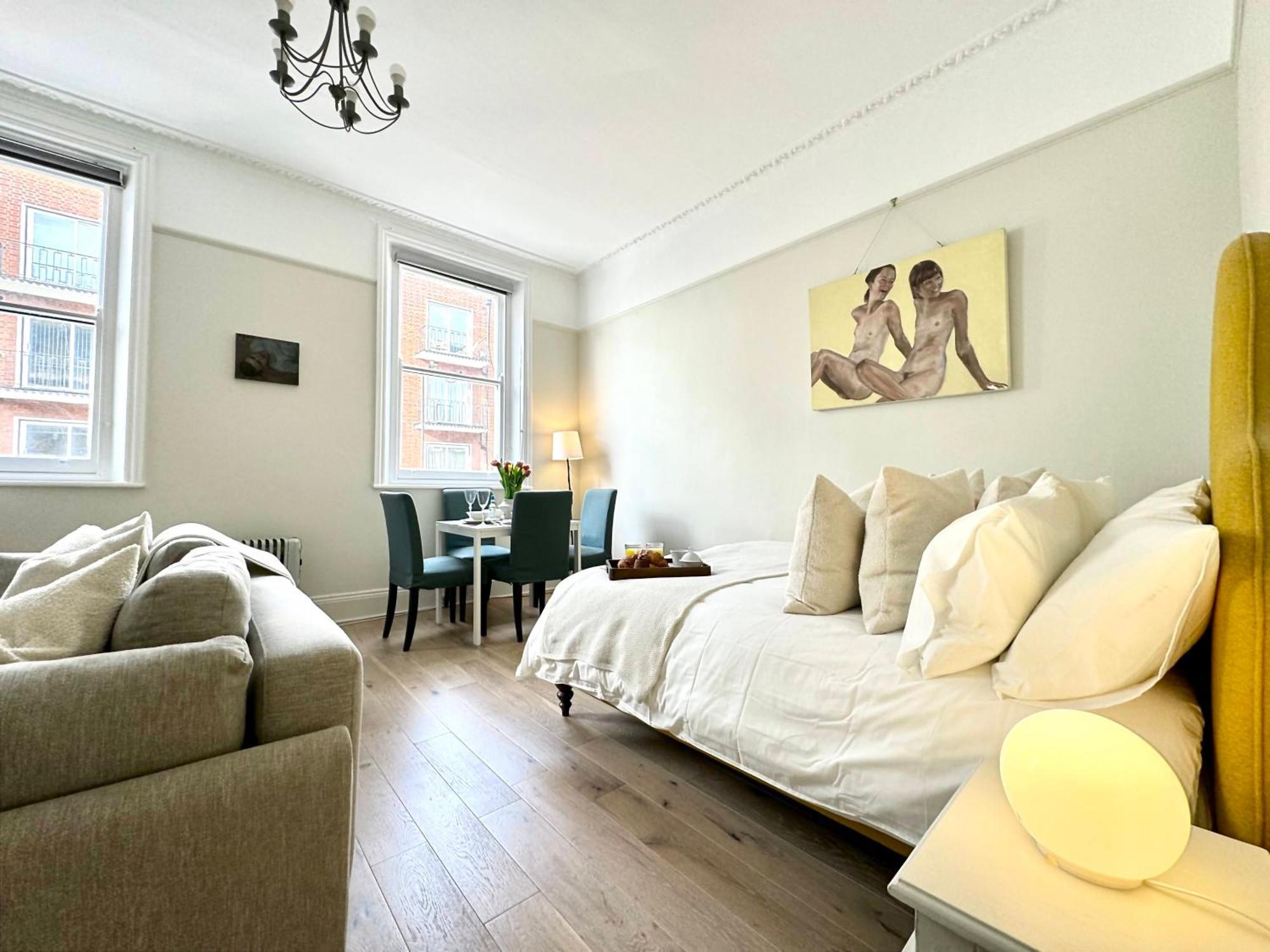 Chic Marylebone Village W Premium Mattress And 55 Inch Tv, By The Design Traveller