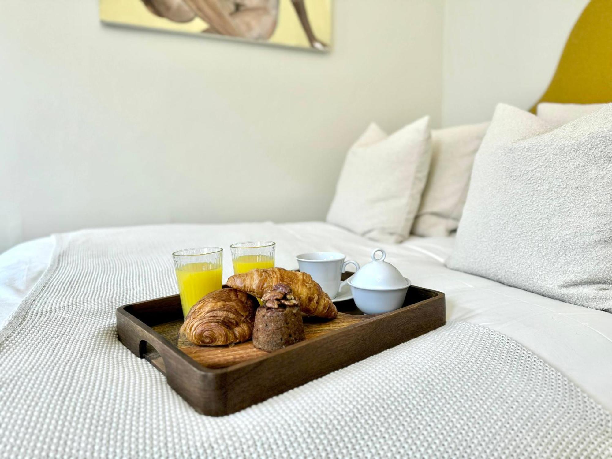 Chic Marylebone Village W Premium Mattress And 55 Inch Tv, By The Design Traveller *