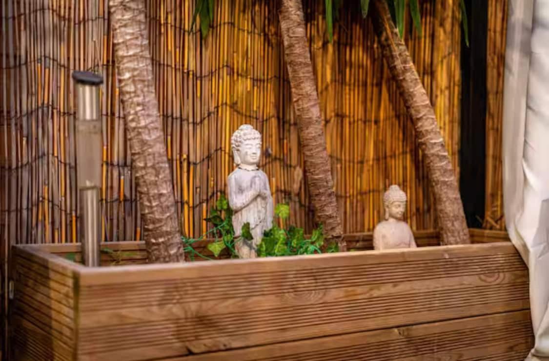 Holiday home The Serene With Hot Tub, Sauna And Cinema Experience