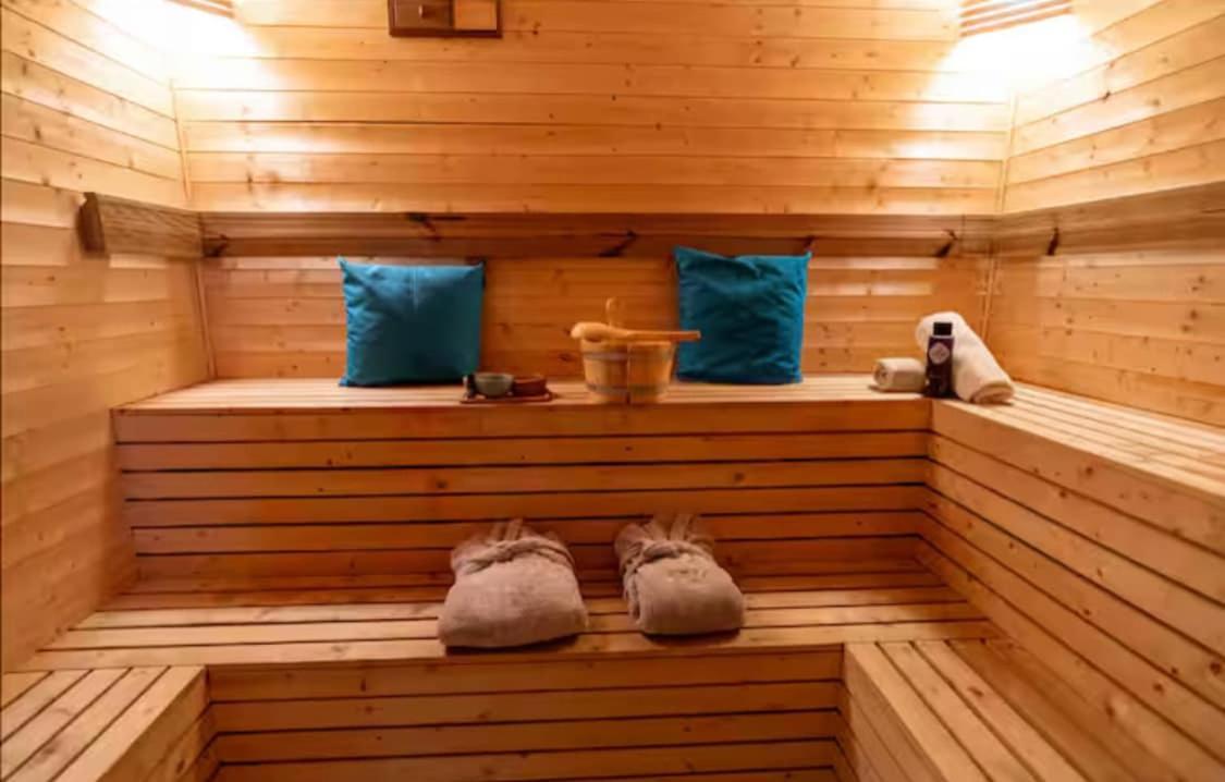 The Serene With Hot Tub, Sauna And Cinema Experience Holiday home London