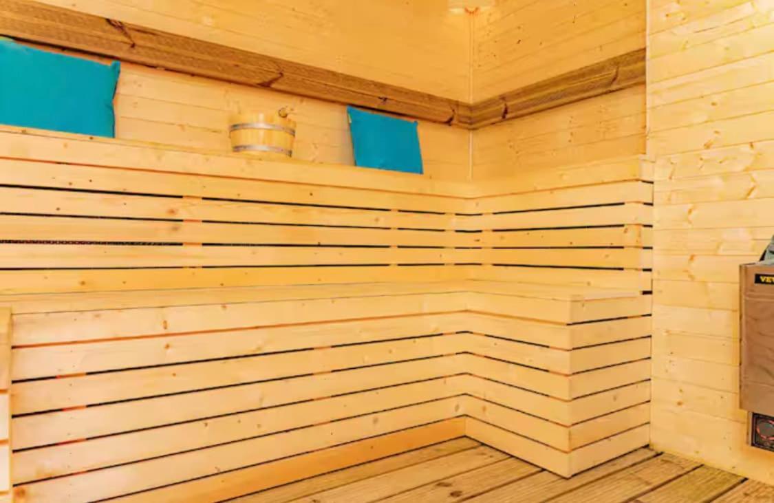 The Serene With Hot Tub, Sauna And Cinema Experience *