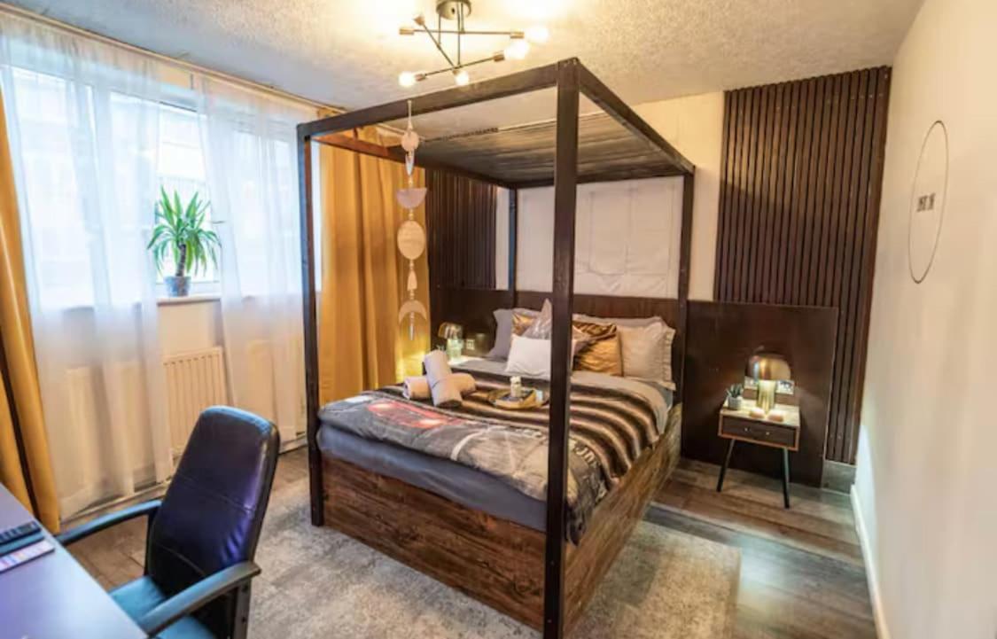The Serene With Hot Tub, Sauna And Cinema Experience Holiday home London