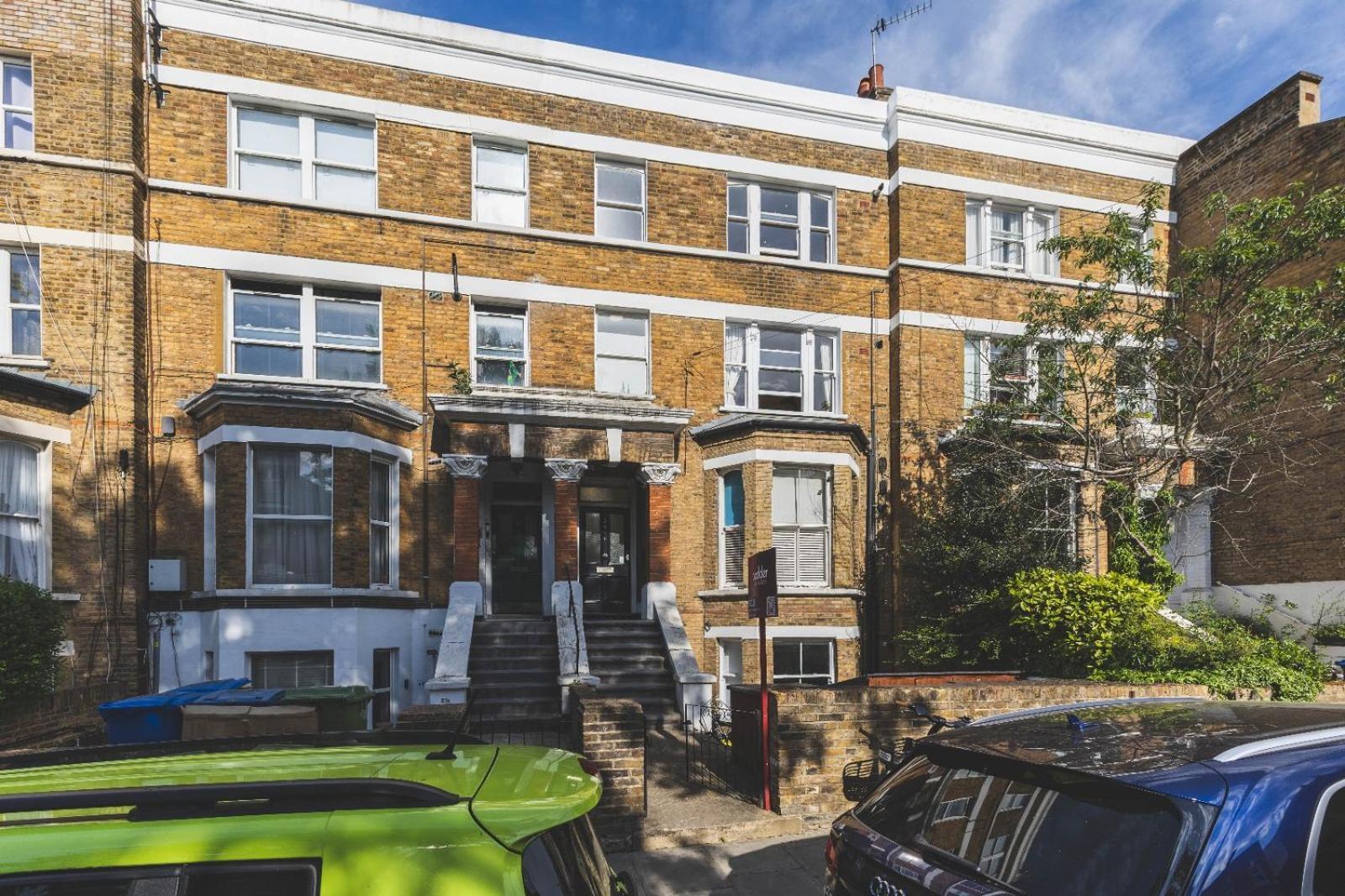 Luxury 2 Bedroom - Minutes From Train Station With Free Parking Apartment *