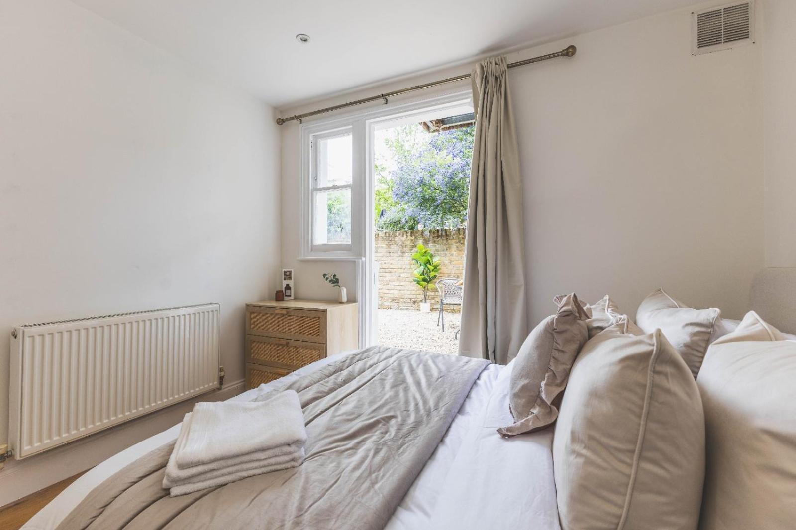 Luxury 2 Bedroom - Minutes From Train Station With Free Parking *