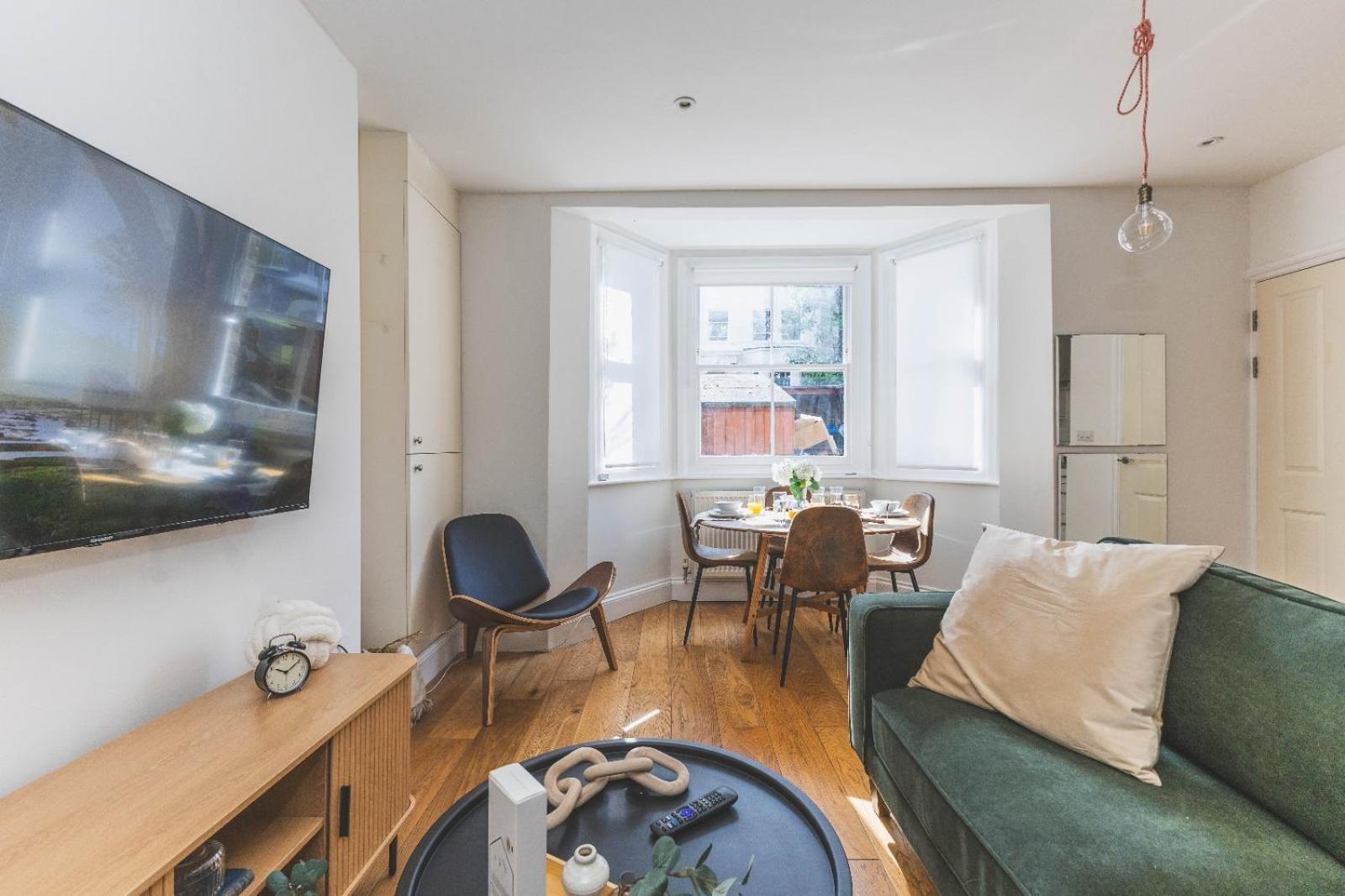 Apartment Luxury 2 Bedroom - Minutes From Train Station With Free Parking