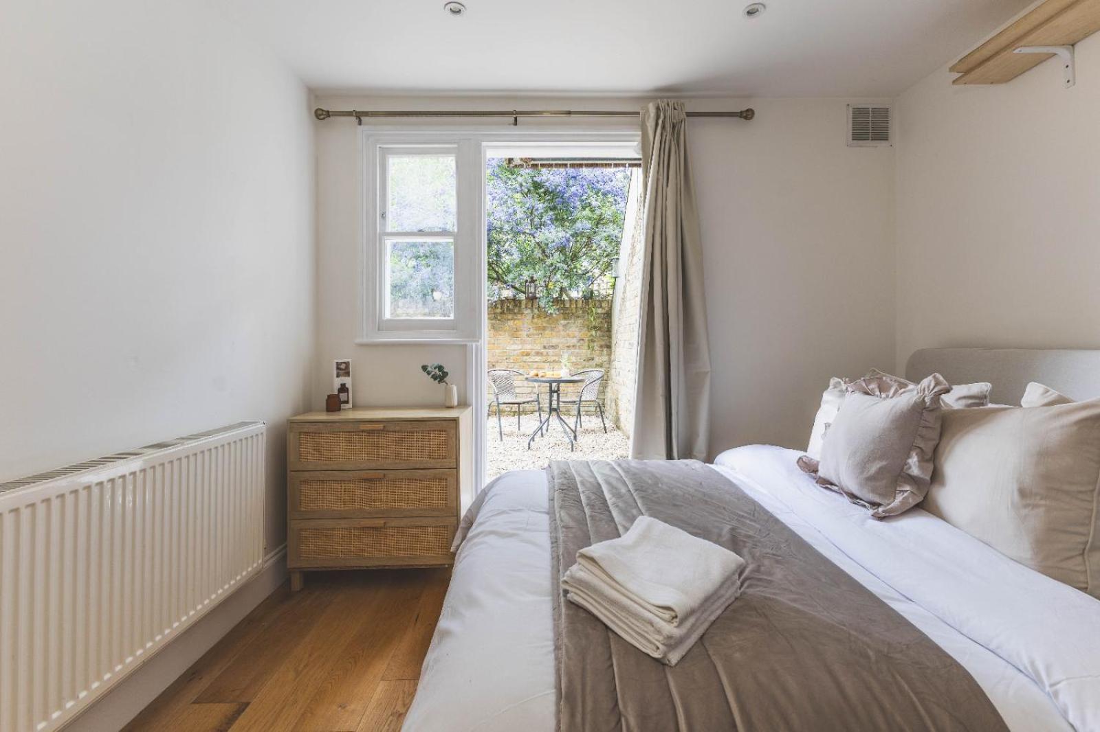 Luxury 2 Bedroom - Minutes From Train Station With Free Parking *