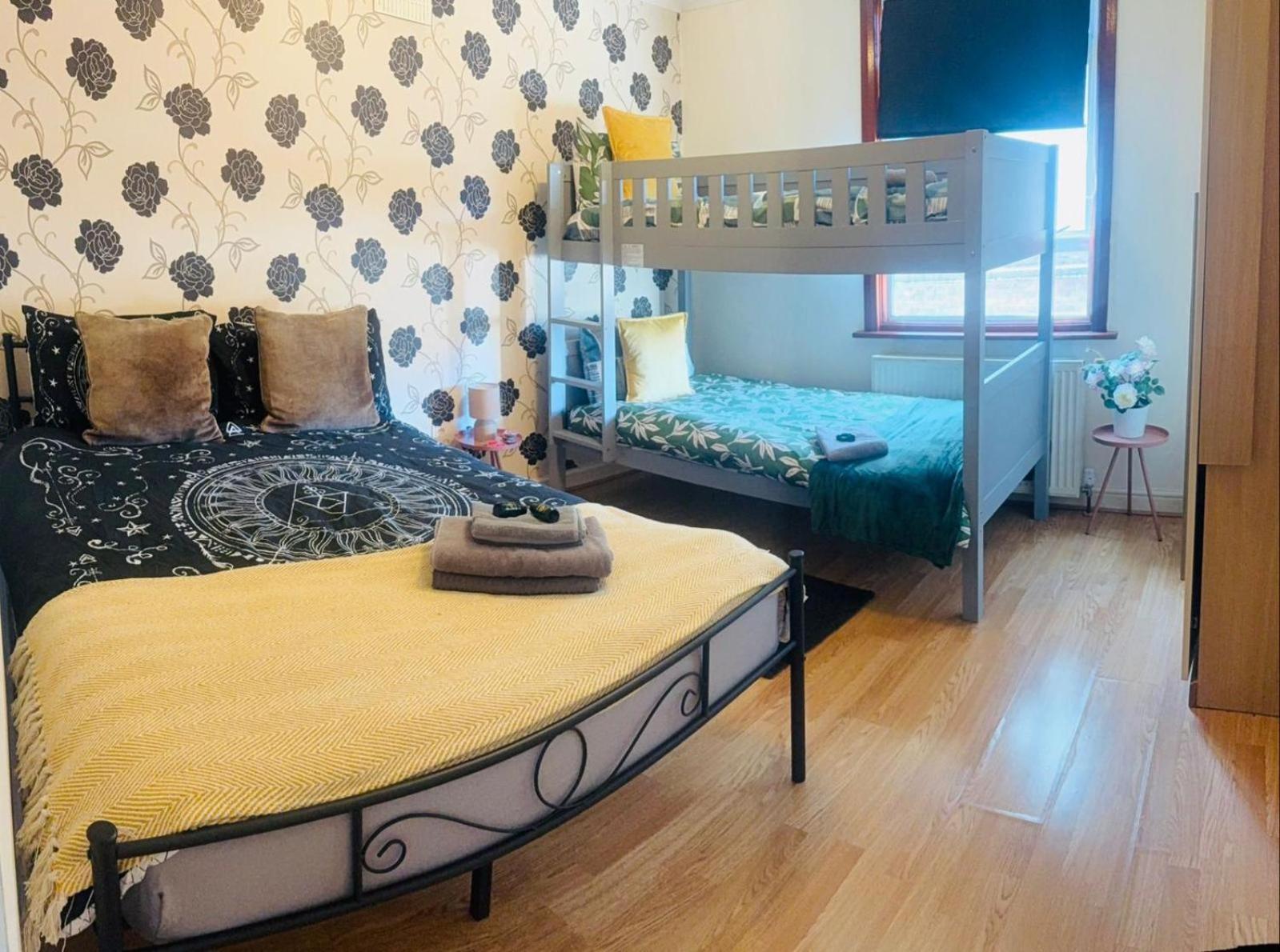 25 Minutes To 35 Guest house *