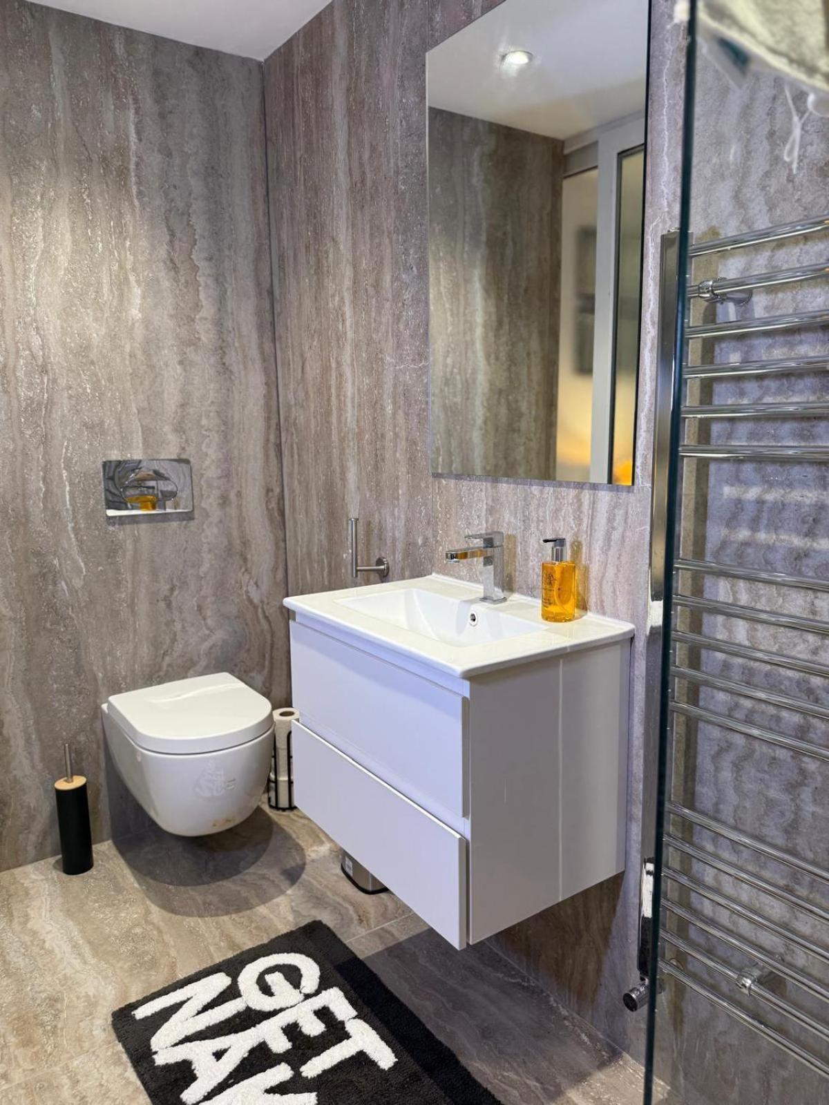Luxury Duplex With Hot Tub * London