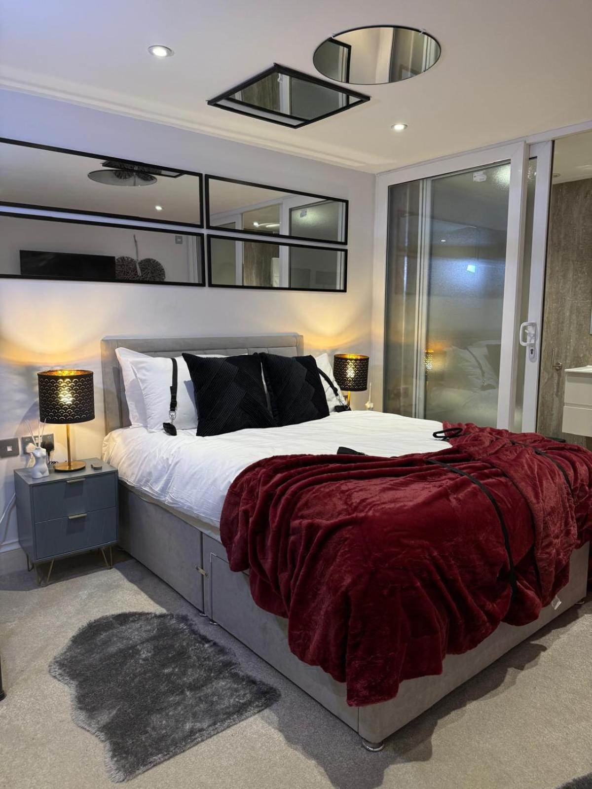 Luxury Duplex With Hot Tub * London