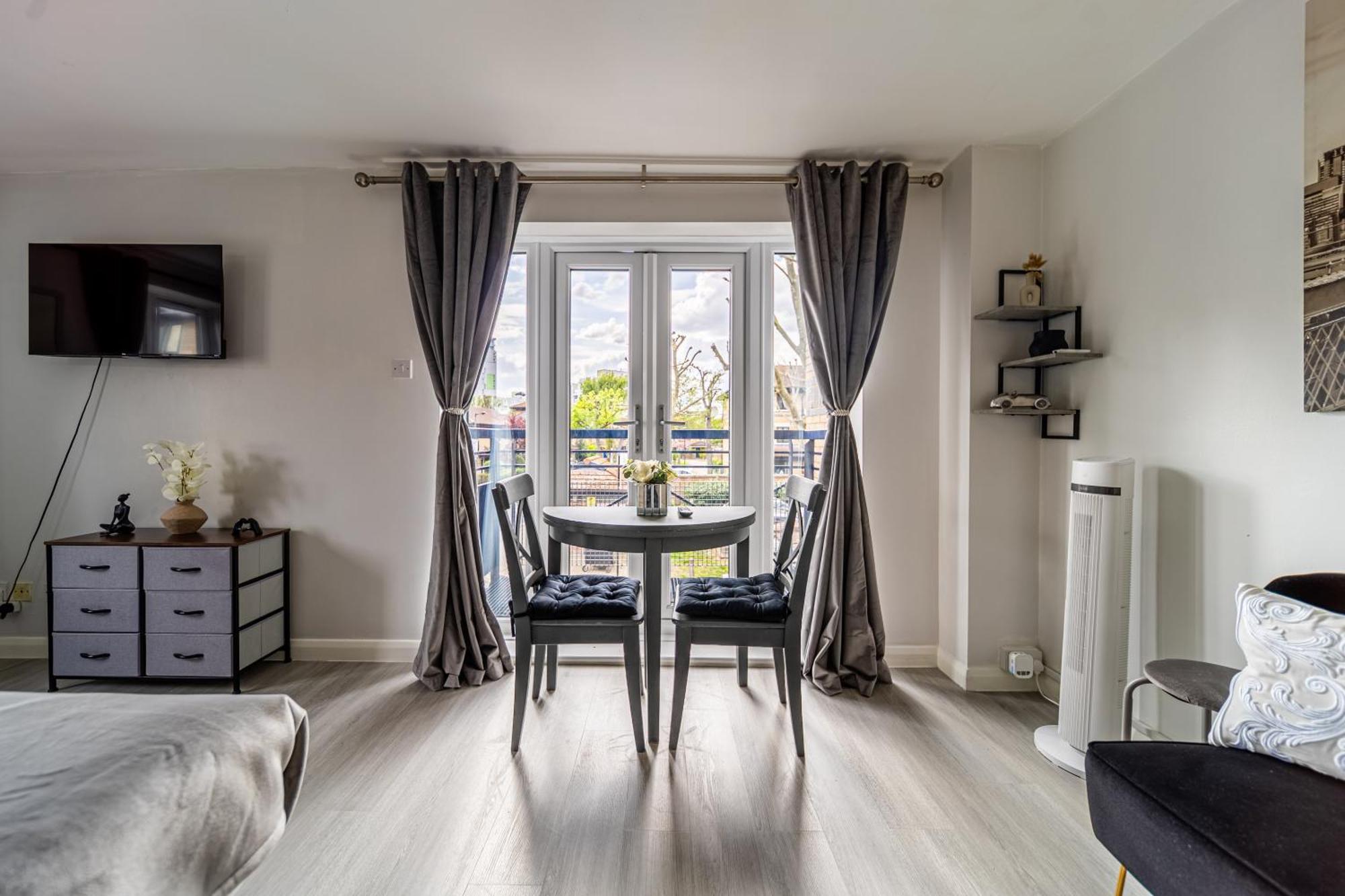 Apartment Luxurious & Spacious 3-br Free Parking Balcony London