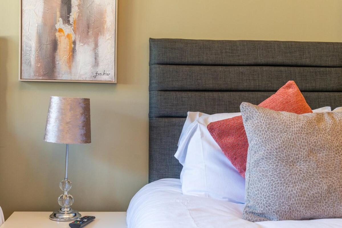 Apartment Wake, Sip, Slay Stylish With Cozy Feels 3 London