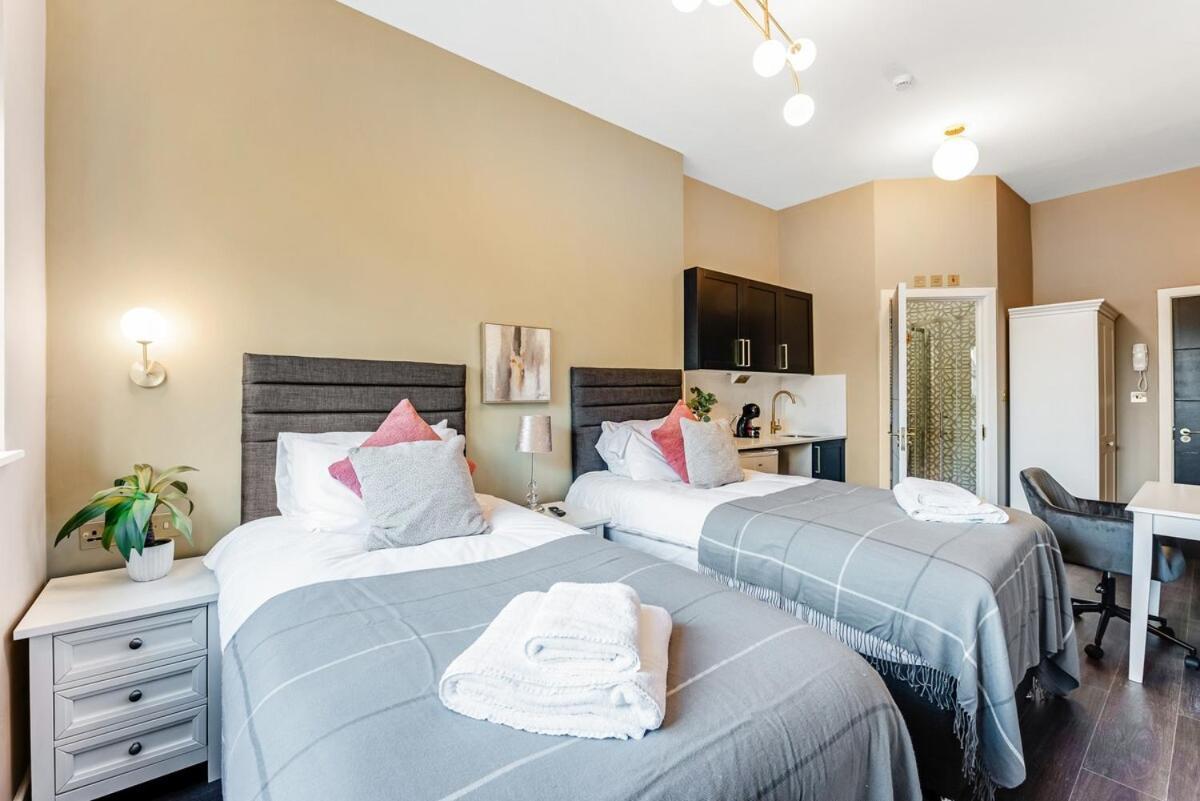 Apartment Wake, Sip, Slay Stylish With Cozy Feels 3 London