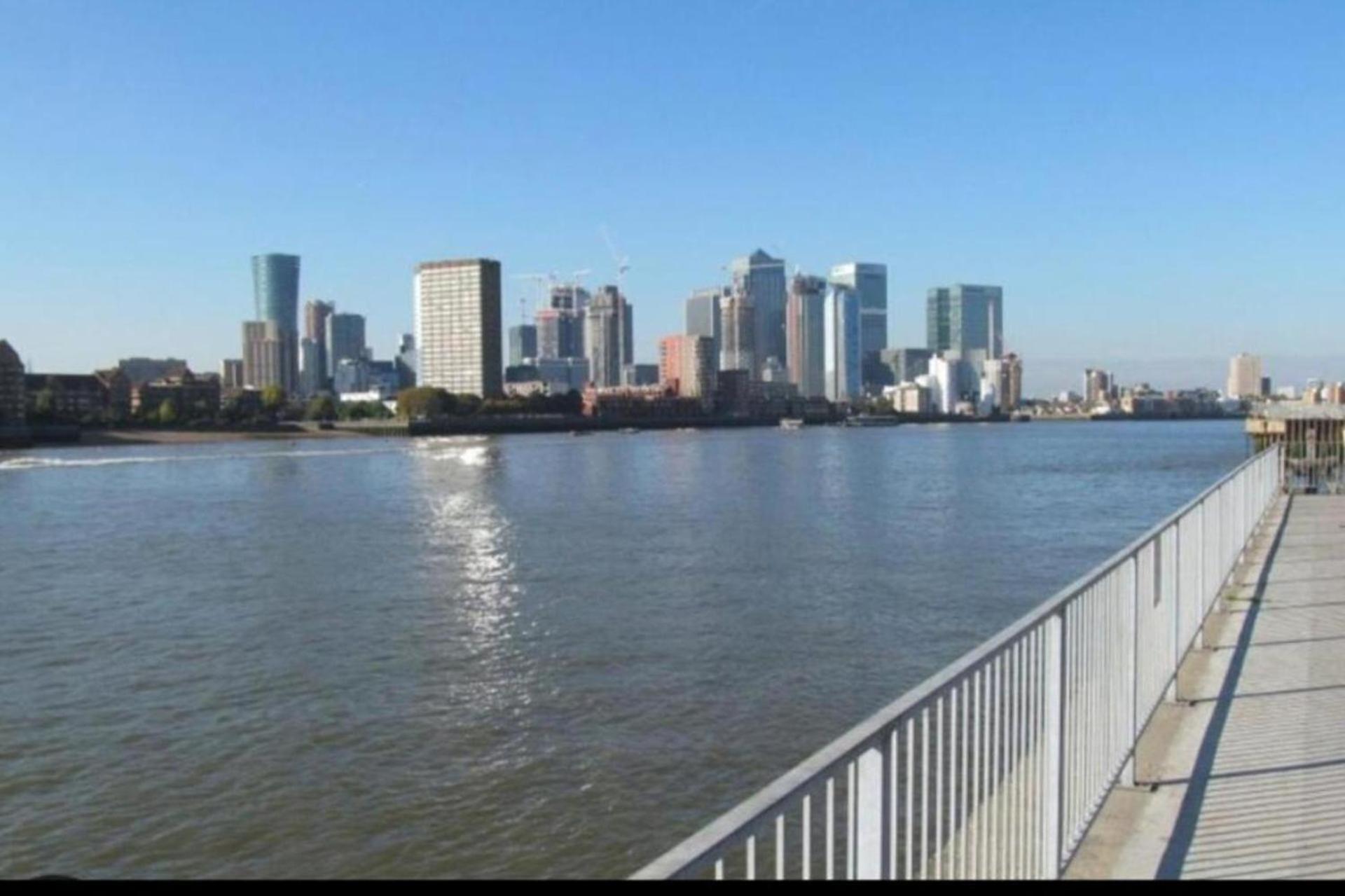 Stylish Close To O2 And Riverside Apartment