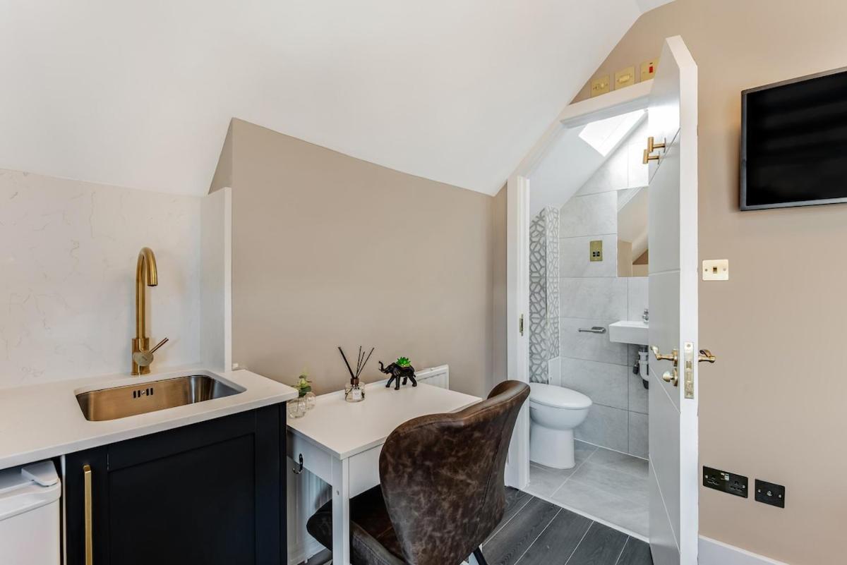 Charming In Excellent Location 10 Apartment London