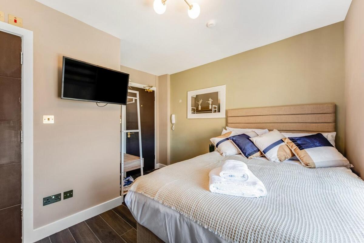 Charming In Excellent Location 10 London