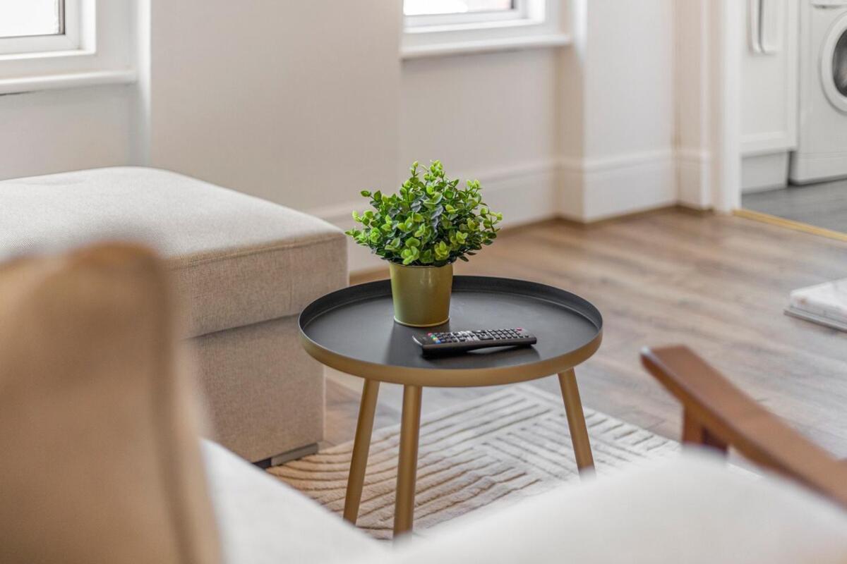 Trendy Gem Next Victoria Station Apartment *