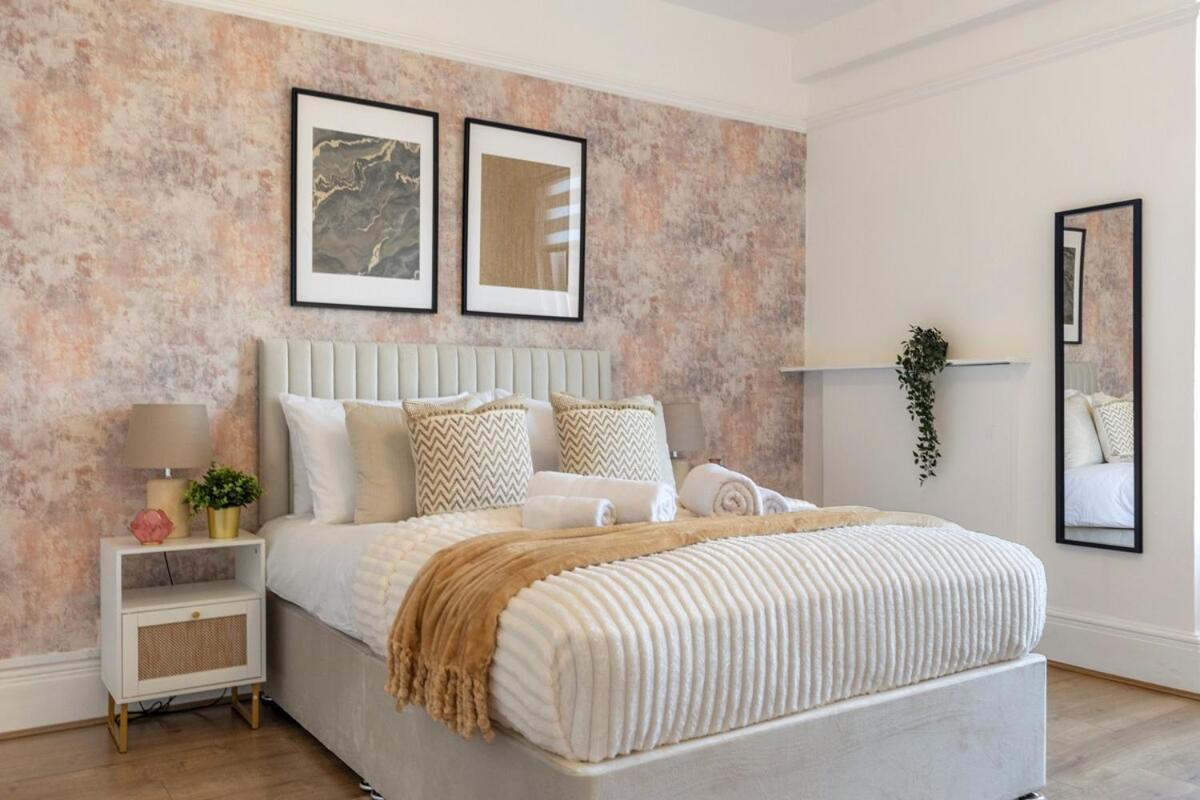 Trendy Gem Next Victoria Station Apartment London