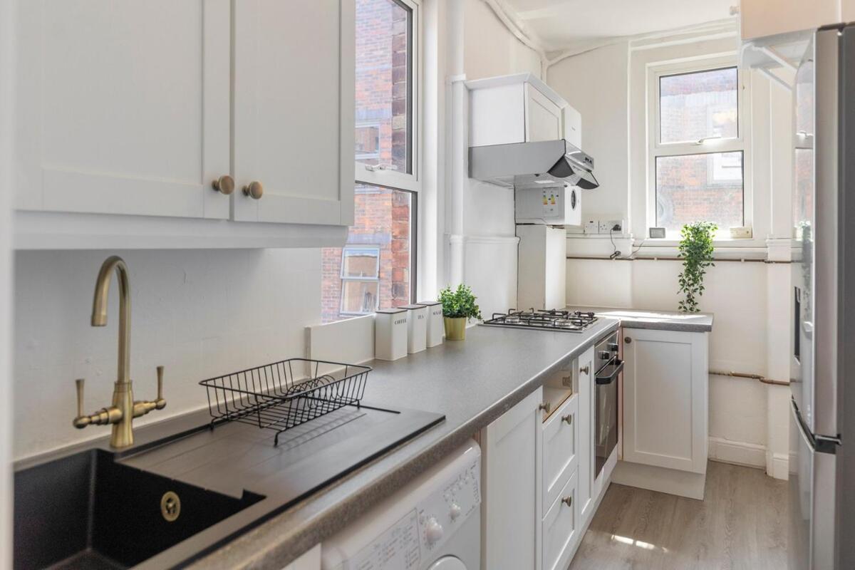 Trendy Gem Next Victoria Station Apartment