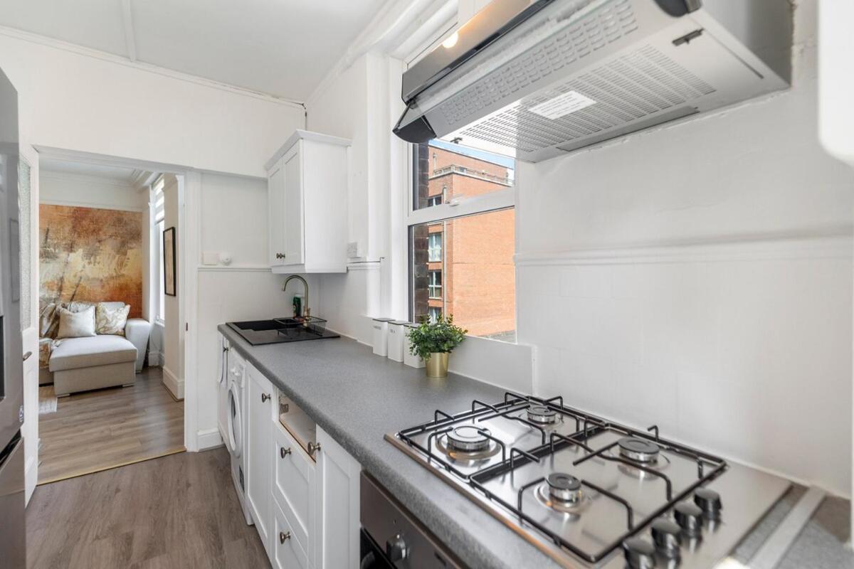 Trendy Gem Next Victoria Station Apartment