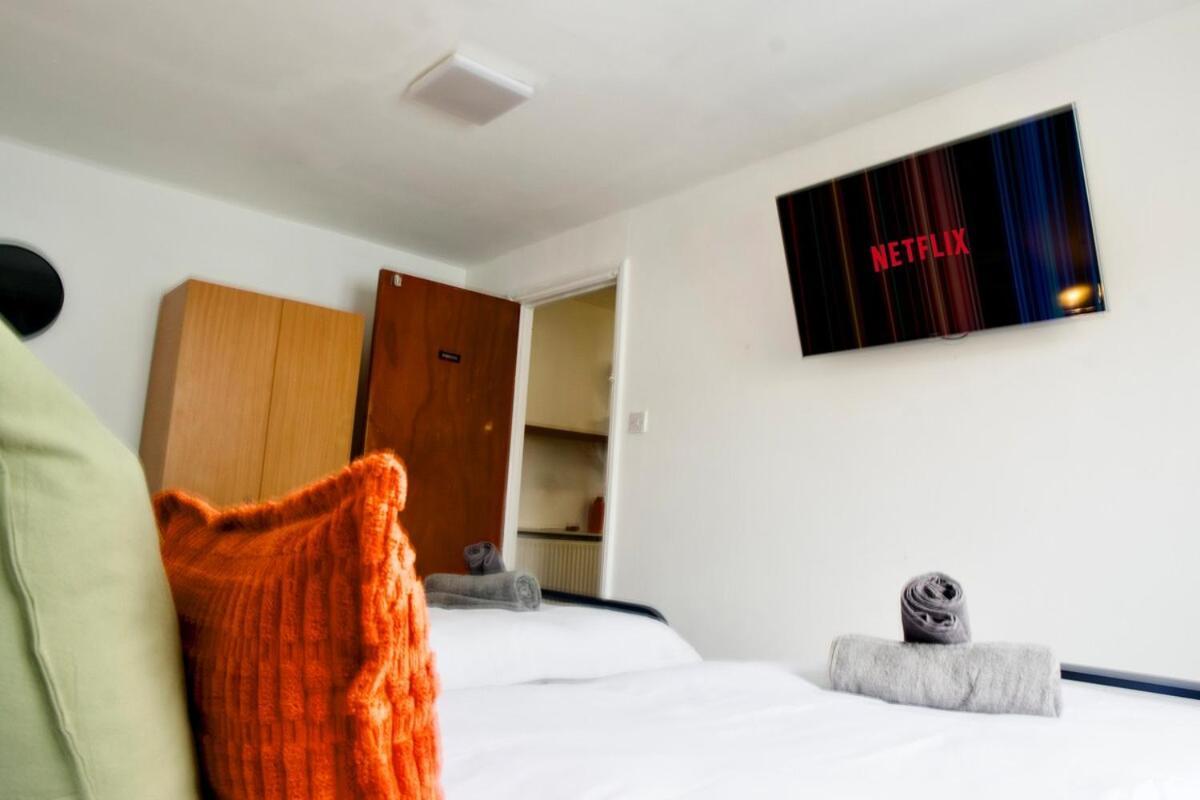 3 Bedroom - 10min Walk Stratford Station - Sleep 6 * London