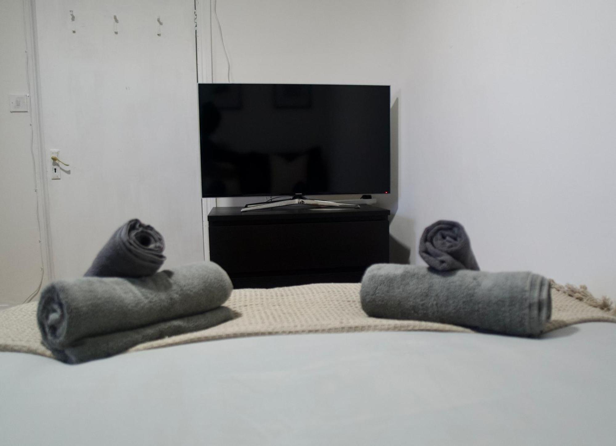 Apartment 3 Bedroom - 10min Walk Stratford Station - Sleep 6 *