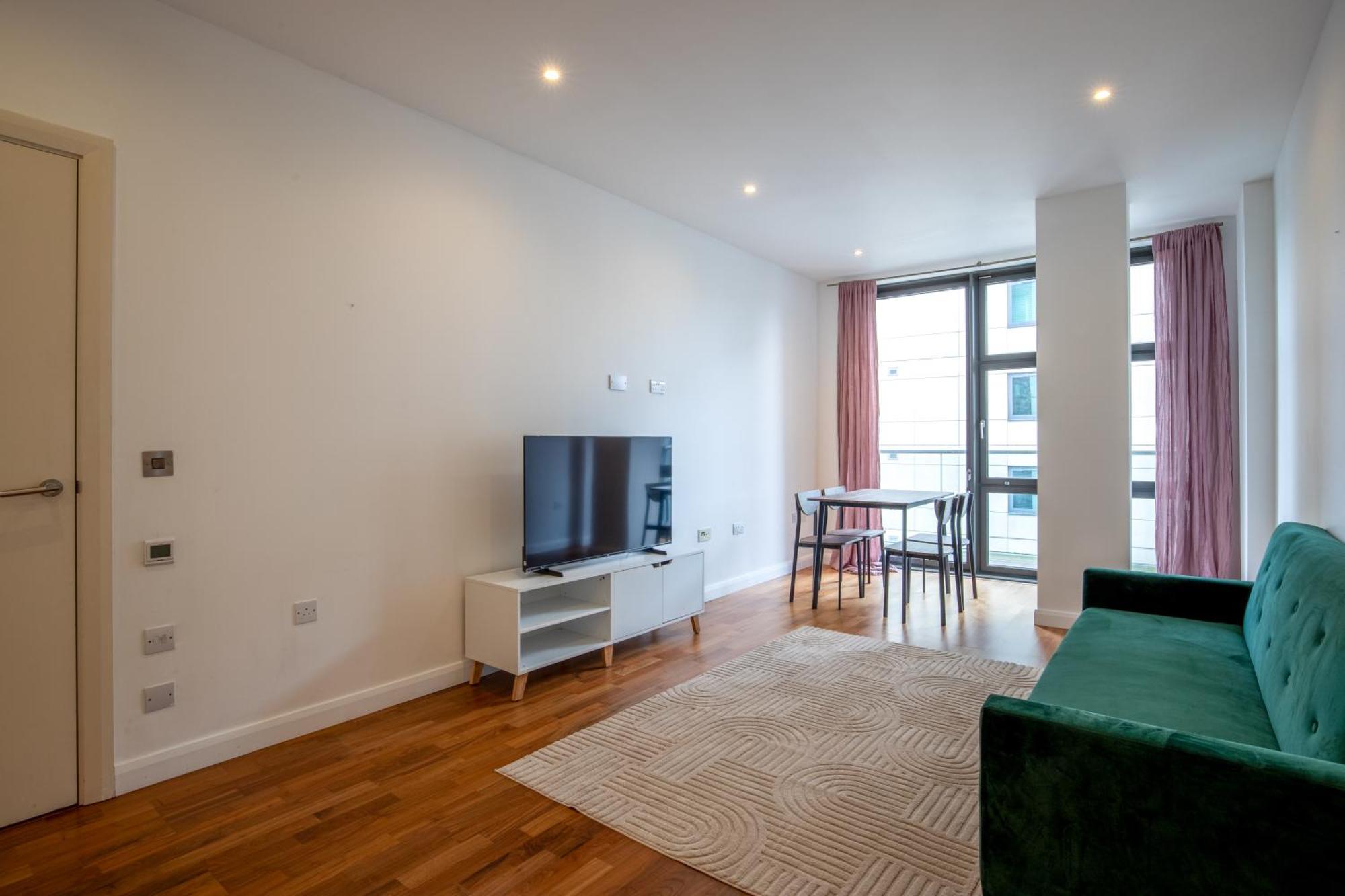 Londwell, Canary Wharf Boutique Balcony Apartment