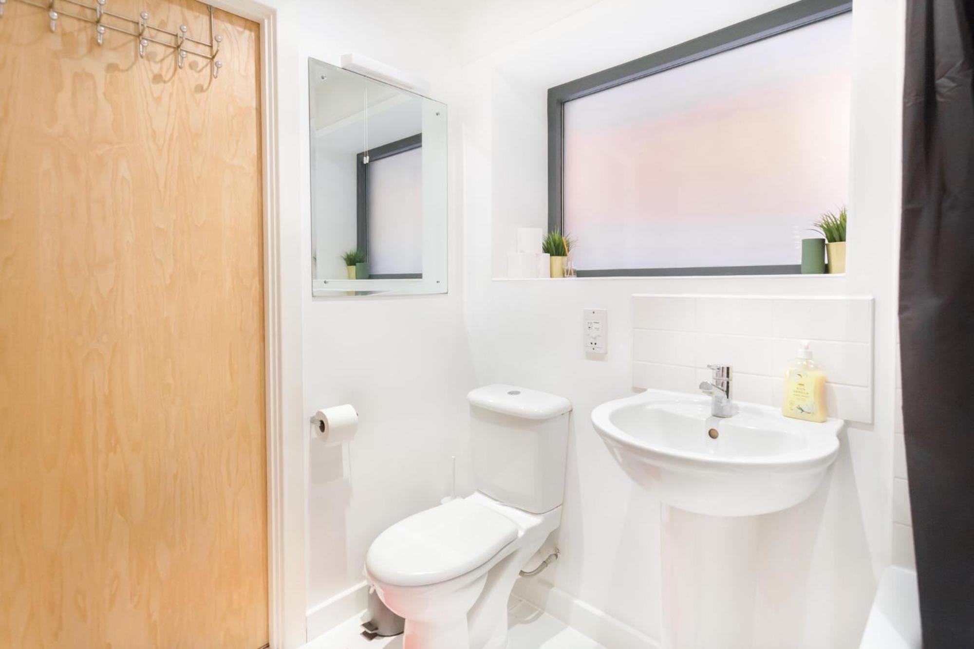 Spacious 2 Bedroom In Near Tube Apartment