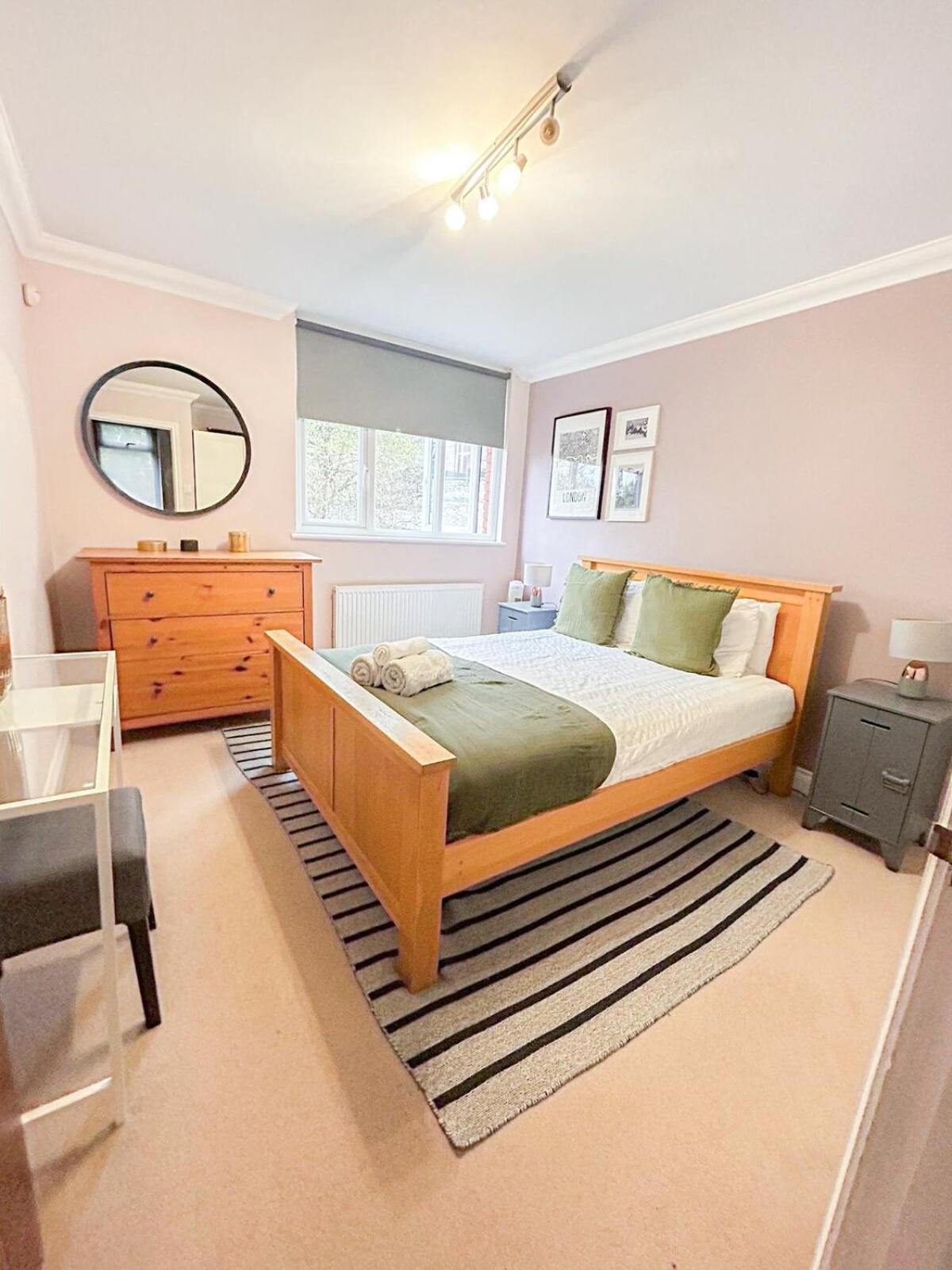 Lovely 4 Bedroom Flat With Ample Garden In Brondesbury, Kilburn Apartment *
