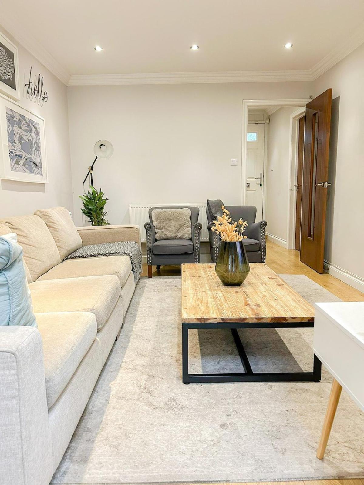 Lovely 4 Bedroom Flat With Ample Garden In Brondesbury, Kilburn Apartment