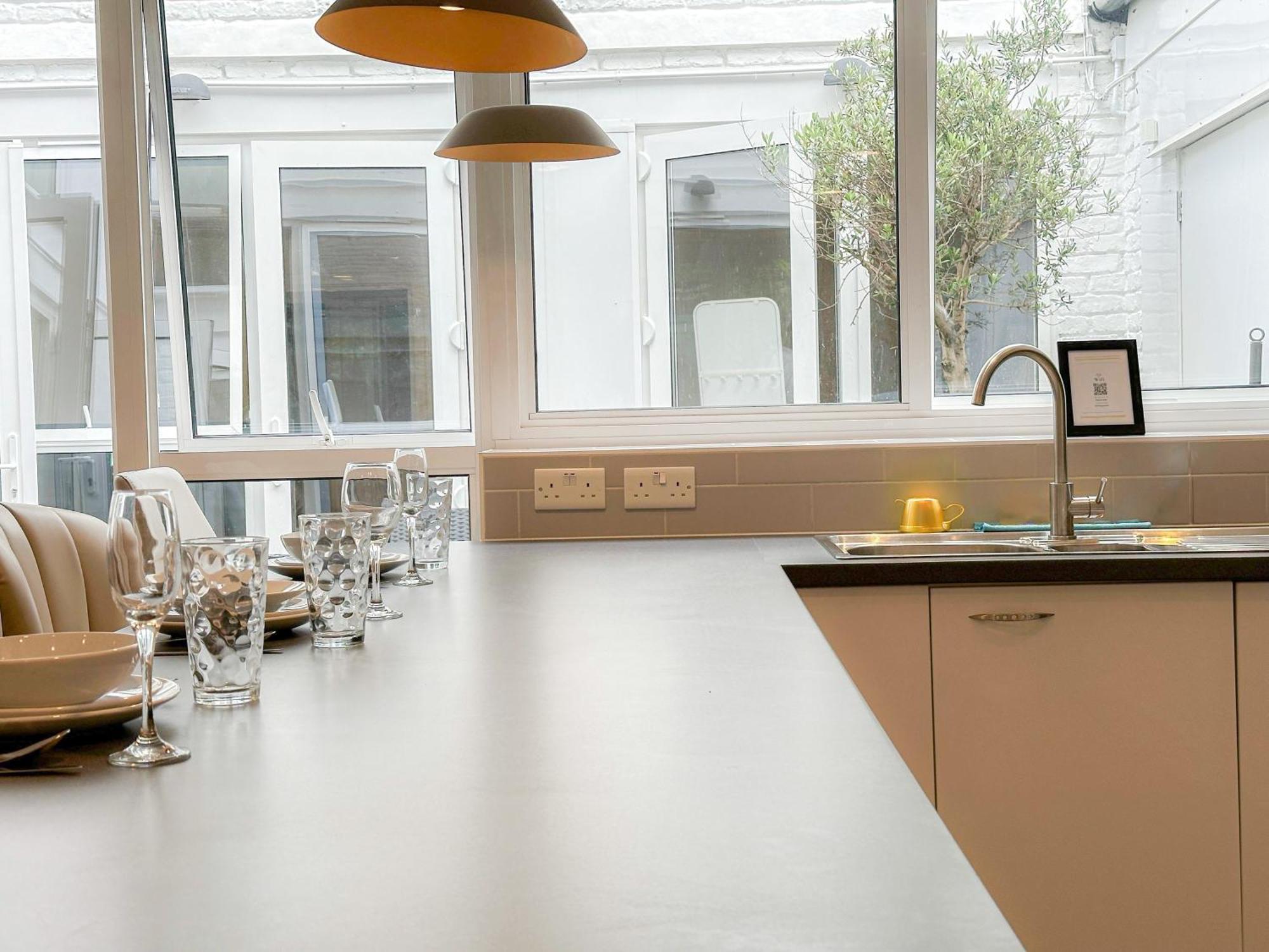 Spacious 3-bedroom Flat In Holloway With Unique Patio With Free Wi-fi