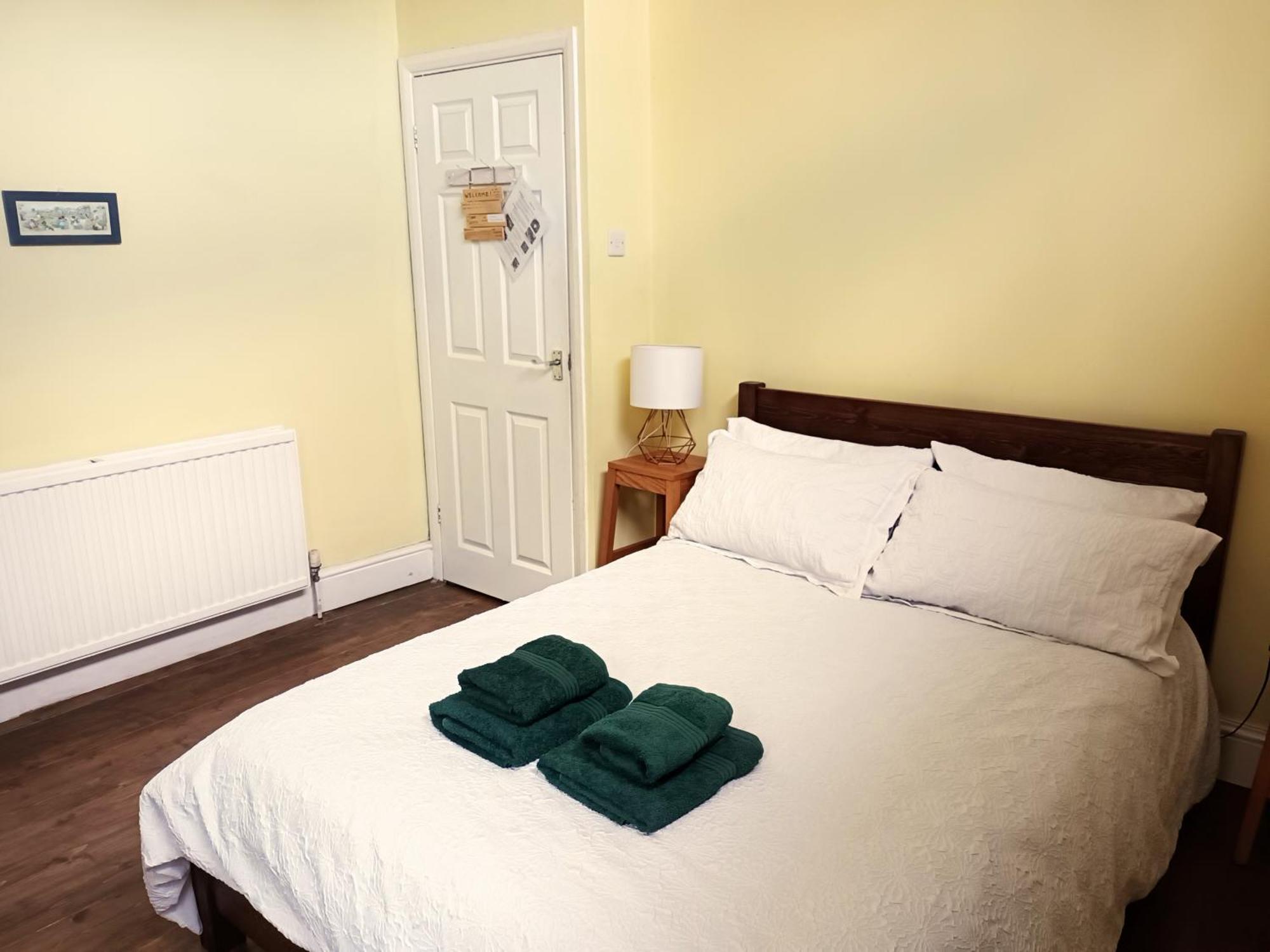 With Luxury Private Bathroom & Independent Entrance Near Tube Guest house
