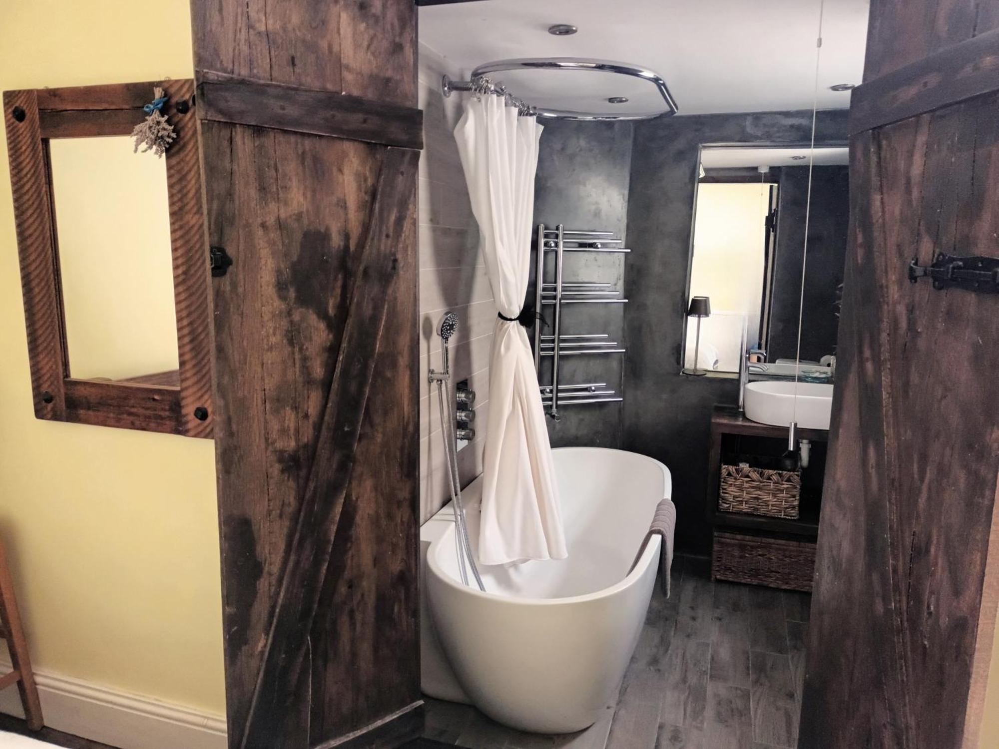 Guest house With Luxury Private Bathroom & Independent Entrance Near Tube