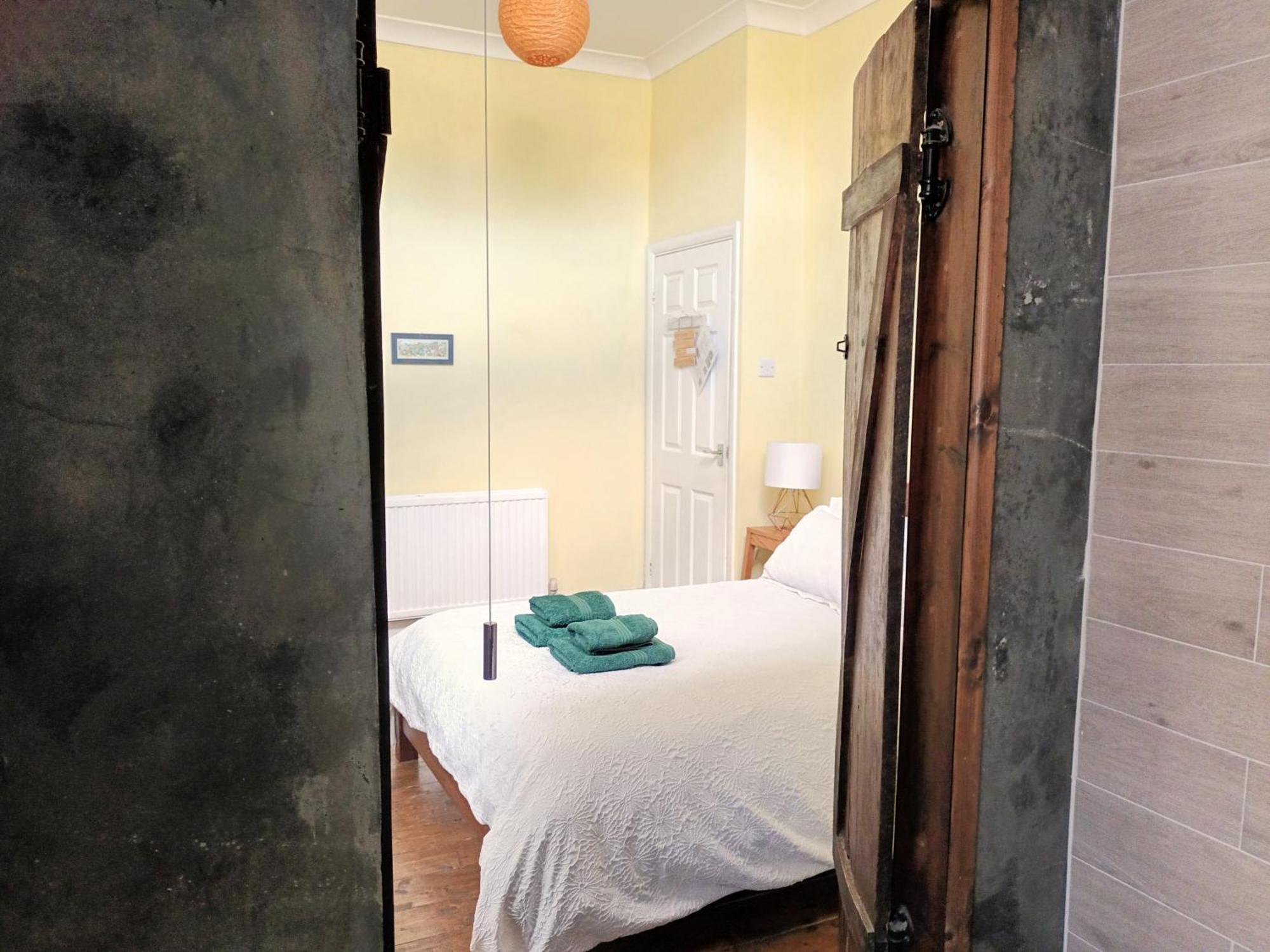 With Luxury Private Bathroom & Independent Entrance Near Tube Guest house London