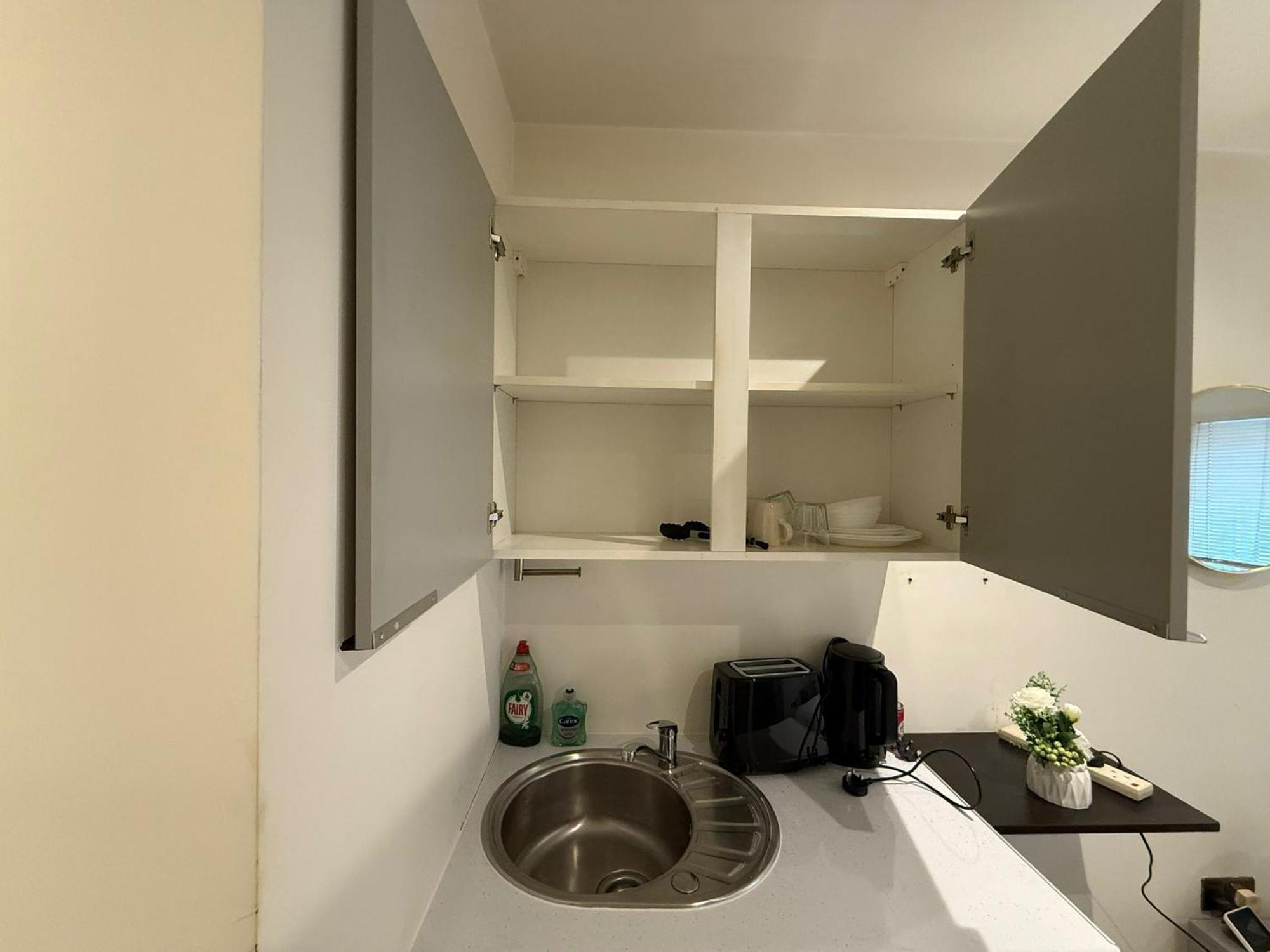 Letzi Premium Cozy Retreat Private En-suite Rooms, Wembley * Londen