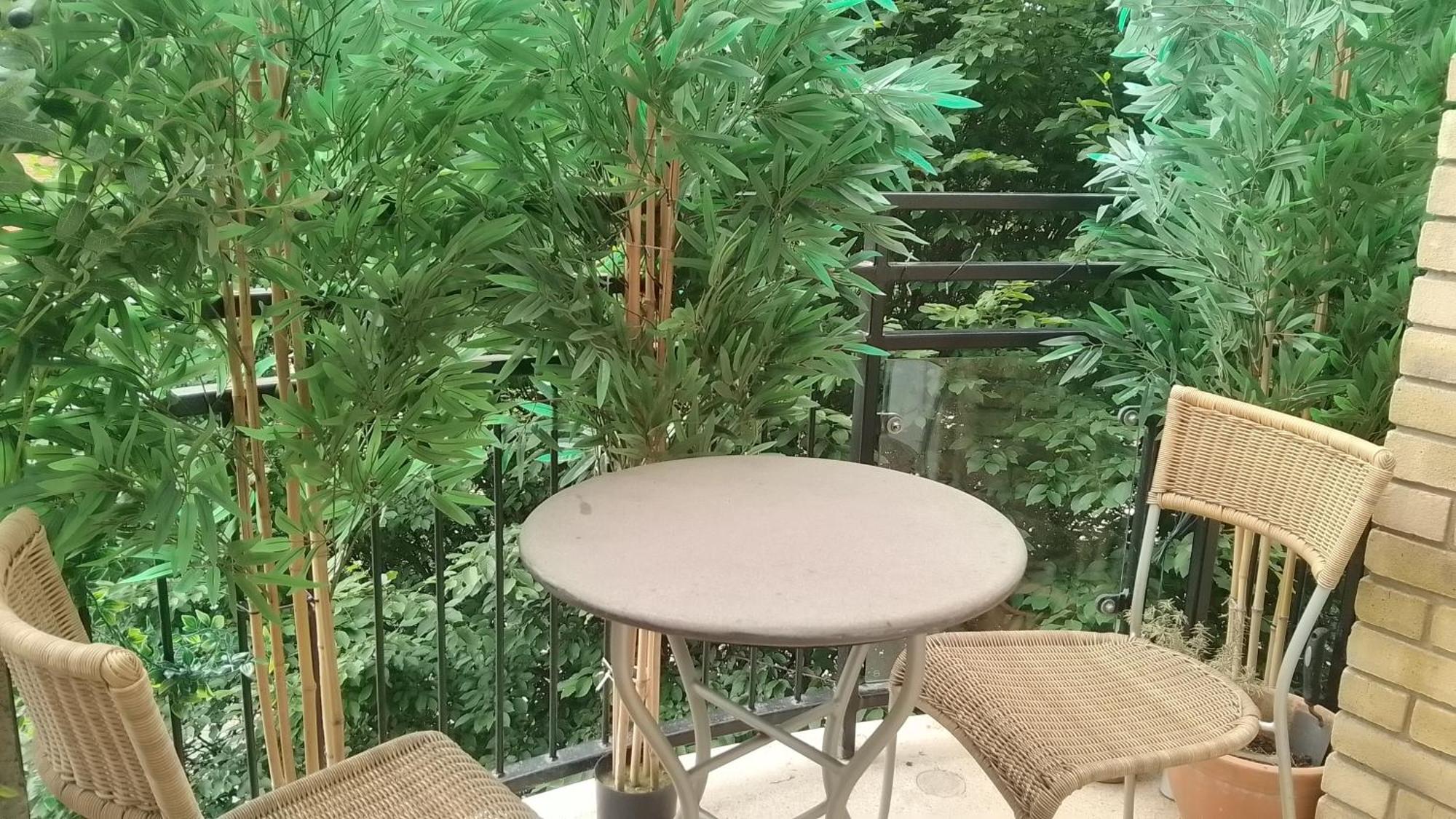 Beautiful With Underground Parking, Balcony In Kew, Richmond Apartment London