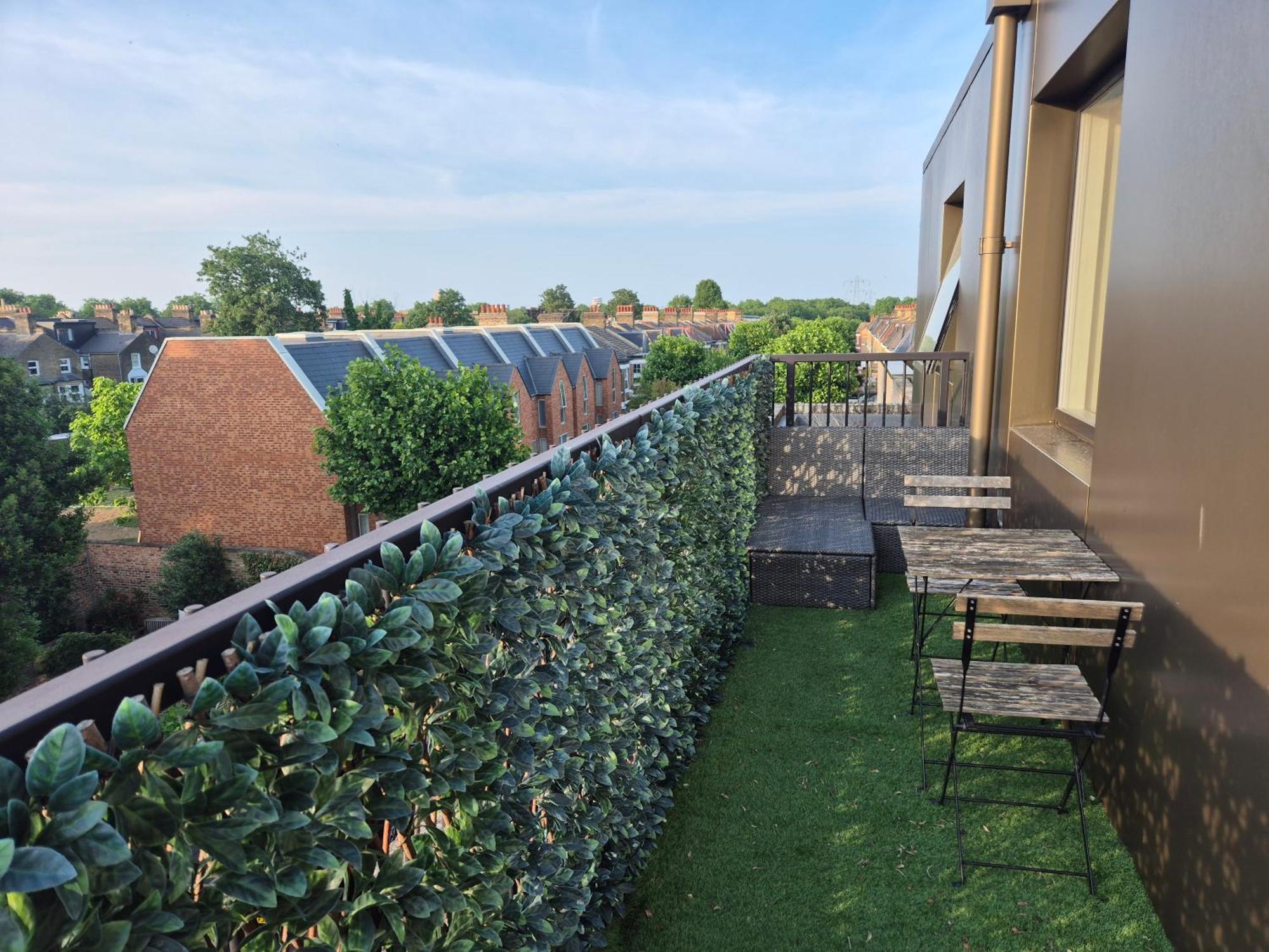 Panoramic Pondview Penthouse Apartment *