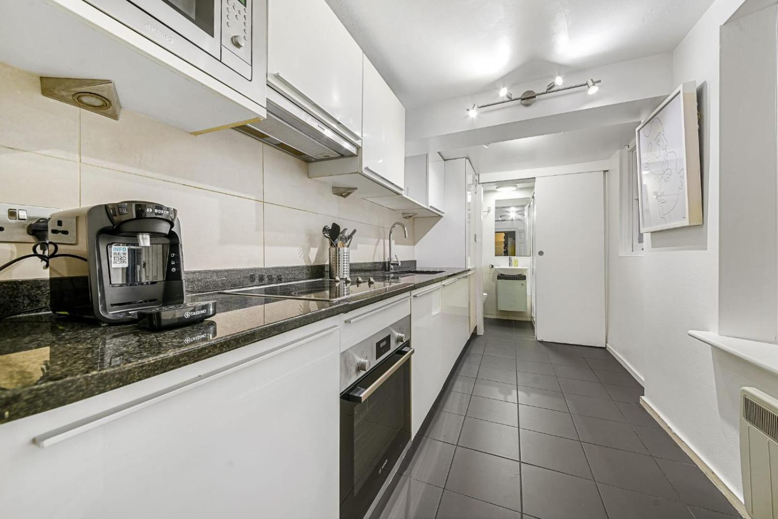 Apartment Stylish Basement Flat With Patio Near Edgware Road & 6mins Walk To Marble Arch Station *