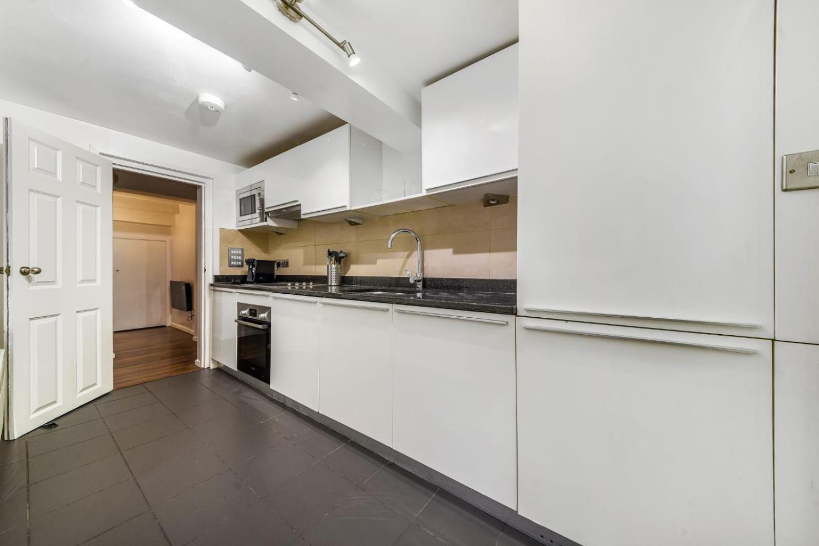 Apartment Stylish Basement Flat With Patio Near Edgware Road & 6mins Walk To Marble Arch Station London