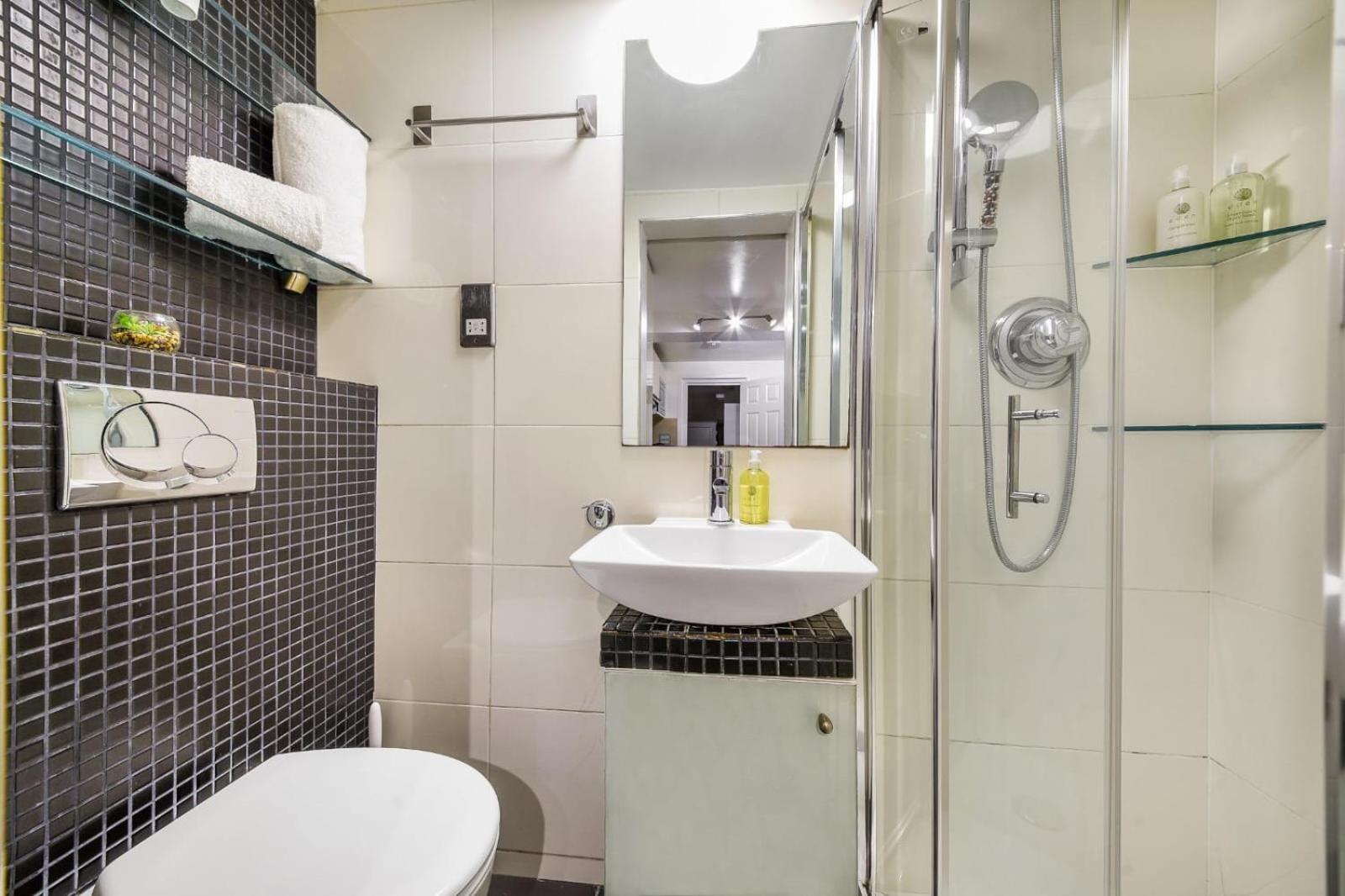 Apartment Stylish Basement Flat With Patio Near Edgware Road & 6mins Walk To Marble Arch Station