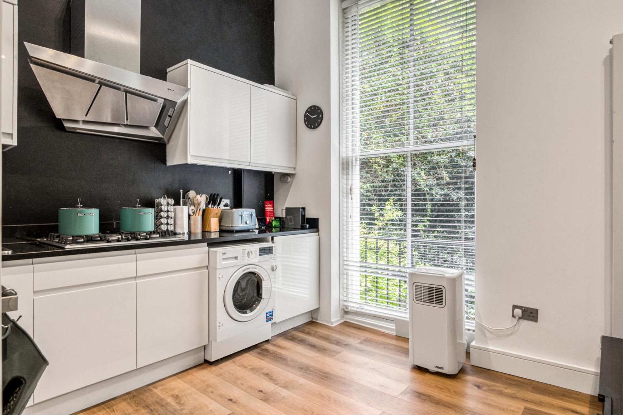 3.5 High Ceilings - Centrally Located Apartment London