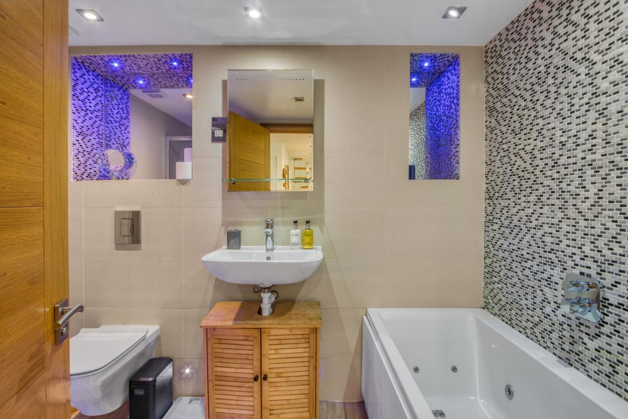 3.5 High Ceilings - Centrally Located