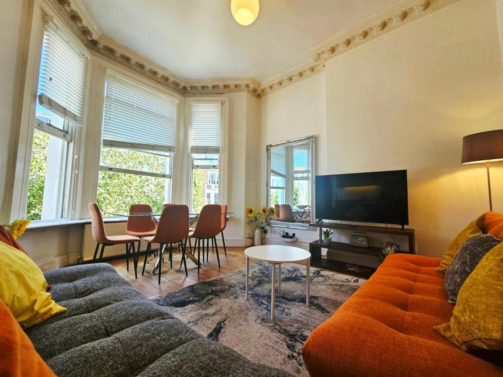 Apartamento Charming With Private Balcony, On 1st Floor, With 2 Bathrooms, 3 Min Walk To Earl's Court Station Londres