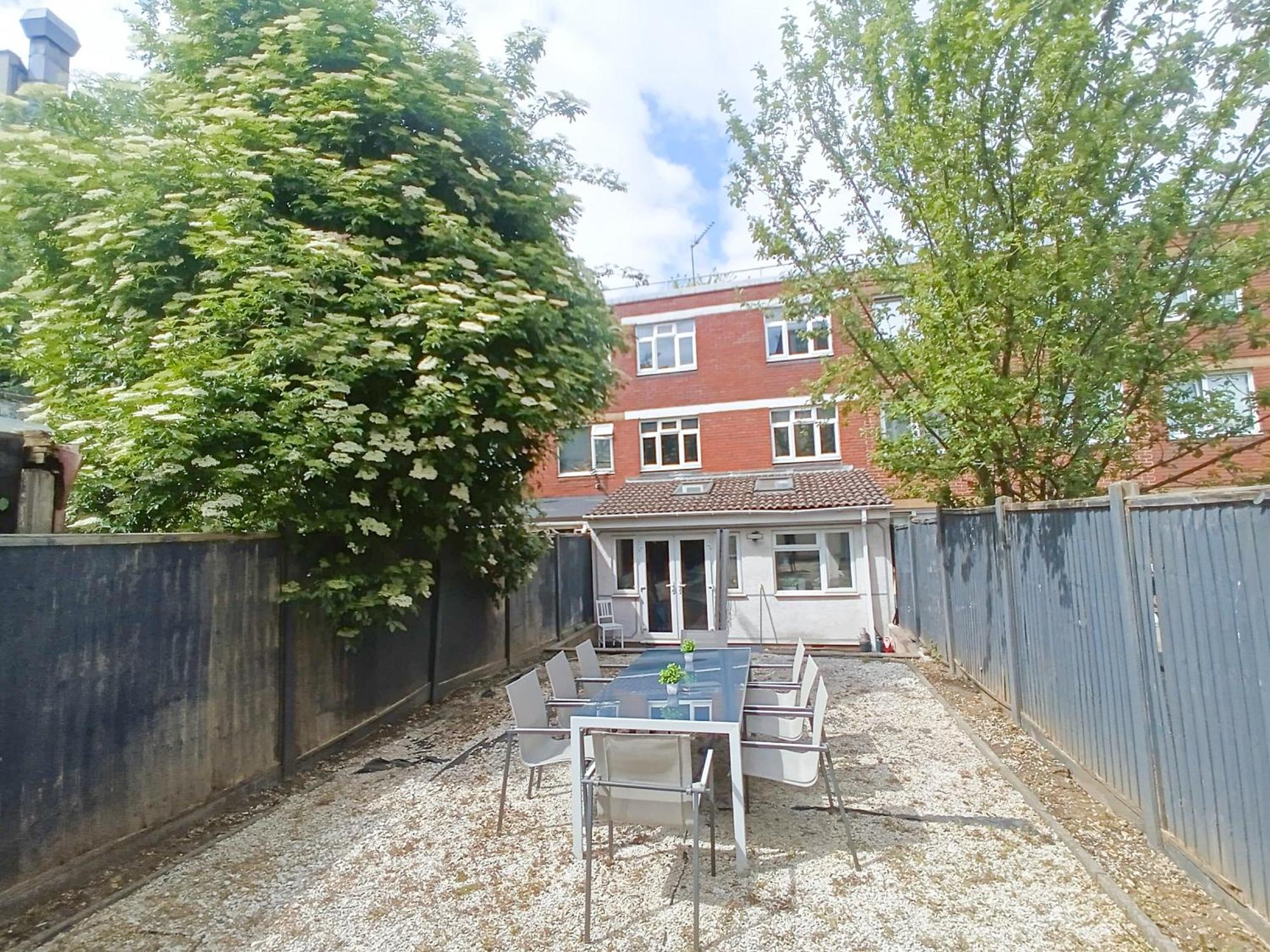Lovely 4 Bedroom Flat With Ample Garden In Brondesbury, Kilburn