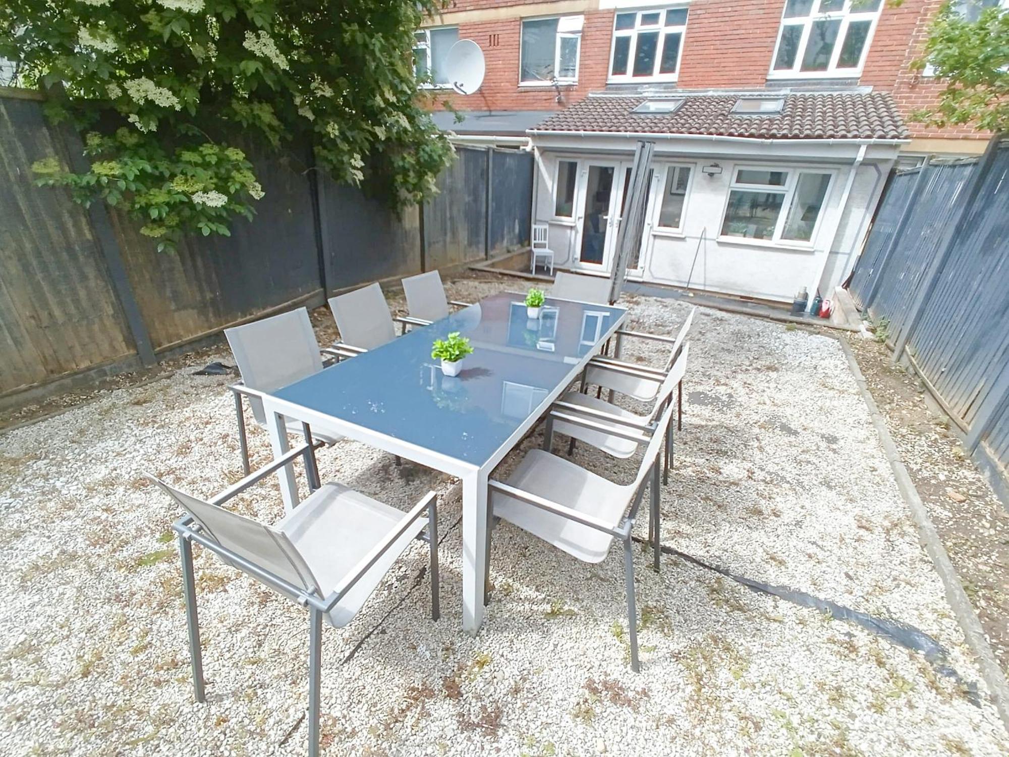 Lovely 4 Bedroom Flat With Ample Garden In Brondesbury, Kilburn Apartment *